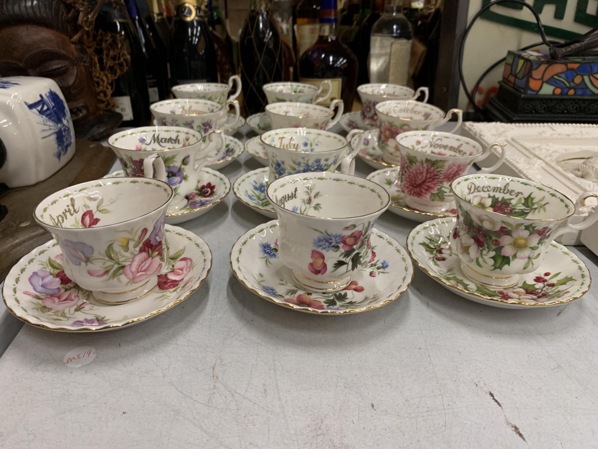 A COMPLETE SET OF ROYAL ALBERT FLOWER OF THE MONTH CUP AND SAUCERS - Bild 4 aus 5