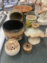A COLLECTION OF STUDIO POTTERY TO INCLUDE A SALT PIG, BOWLS, A PLANTER, ETC - 8 PIECES IN TOTAL