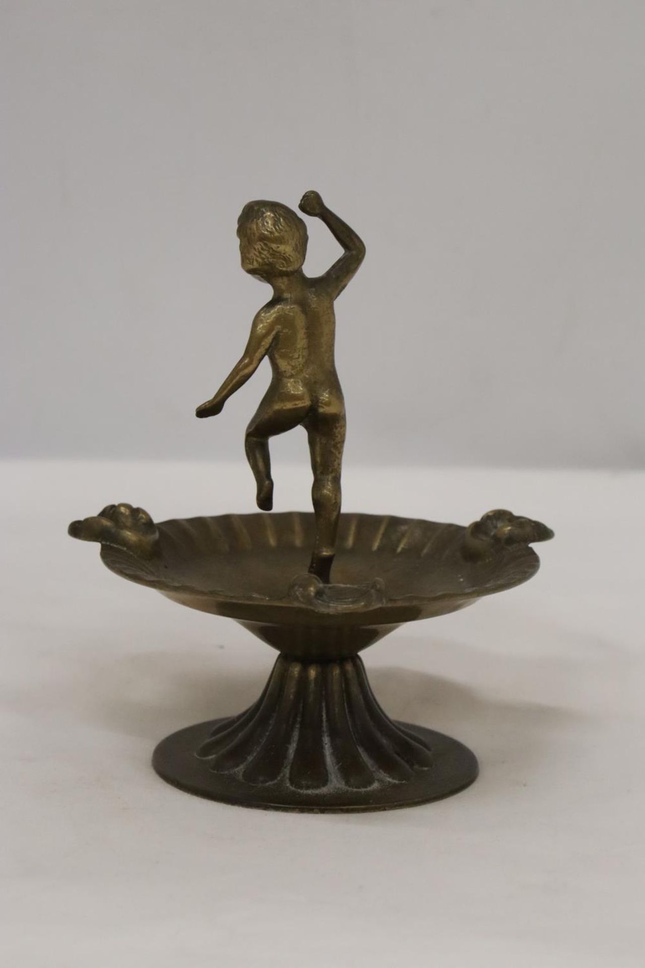 A VINTAGE BRASS ASHTRAY WITH CHERUB DECORATION - Image 3 of 4