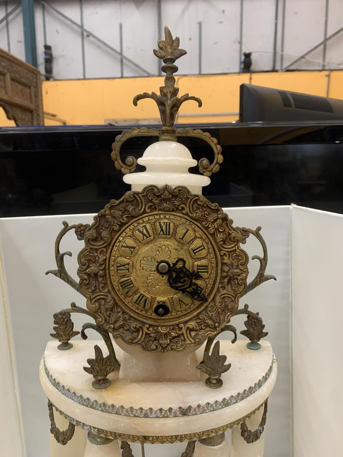 A PORTICO CLOCK LOUIS XVI STYLE IN WHITE MARBLE WITH GILDED BRONZE. A HALF MOON SHAPED PORTICO - Bild 3 aus 5