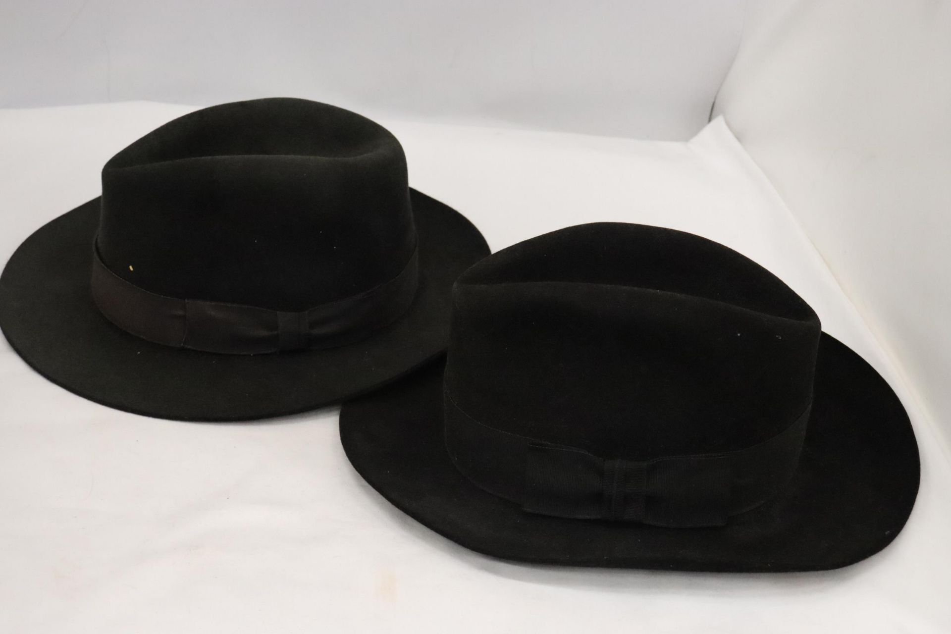 TWO FEDORA HATS - STRATFORD 57/7 WITH A GENUINE LEATHER BAND AND CHRISTYS OF LONDON SIZE 7 - Bild 2 aus 8