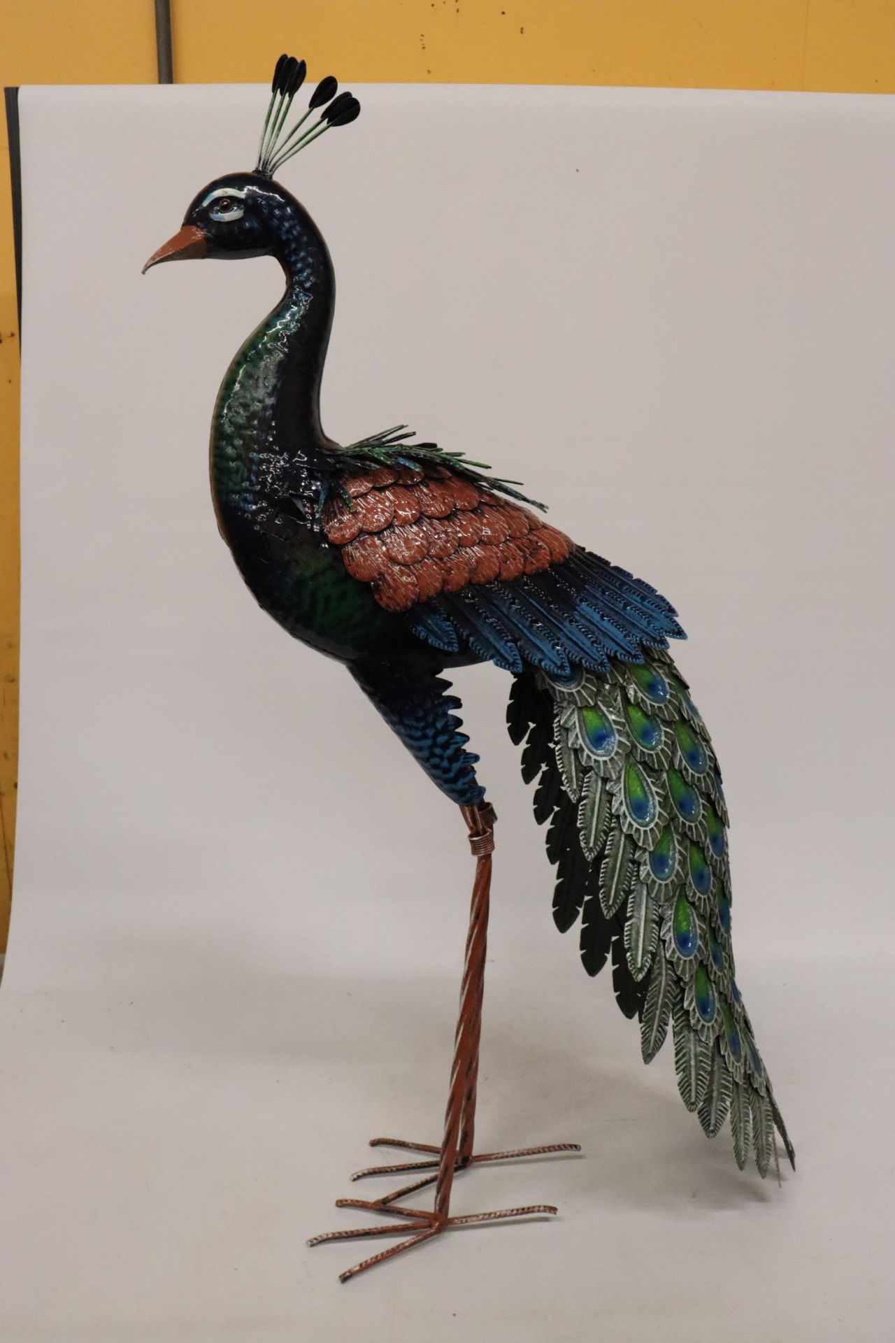 A HEAVY METAL PAINTED PEACOCK GARDEN ORNAMENT, 1 METRE HIGH - Image 4 of 8