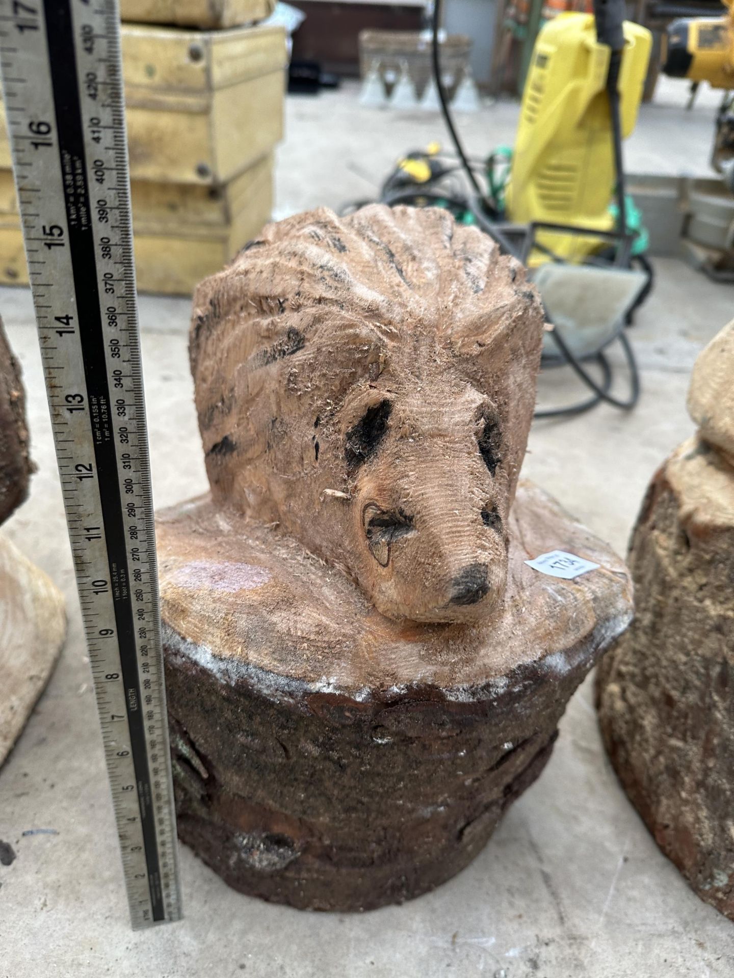 A HEDGEHOG CHAINSAW CARVING (H:35CM)