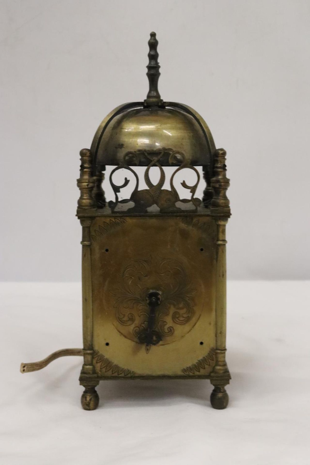 A VINTAGE BRASS LANTERN CLOCK, HEIGHT 25CM