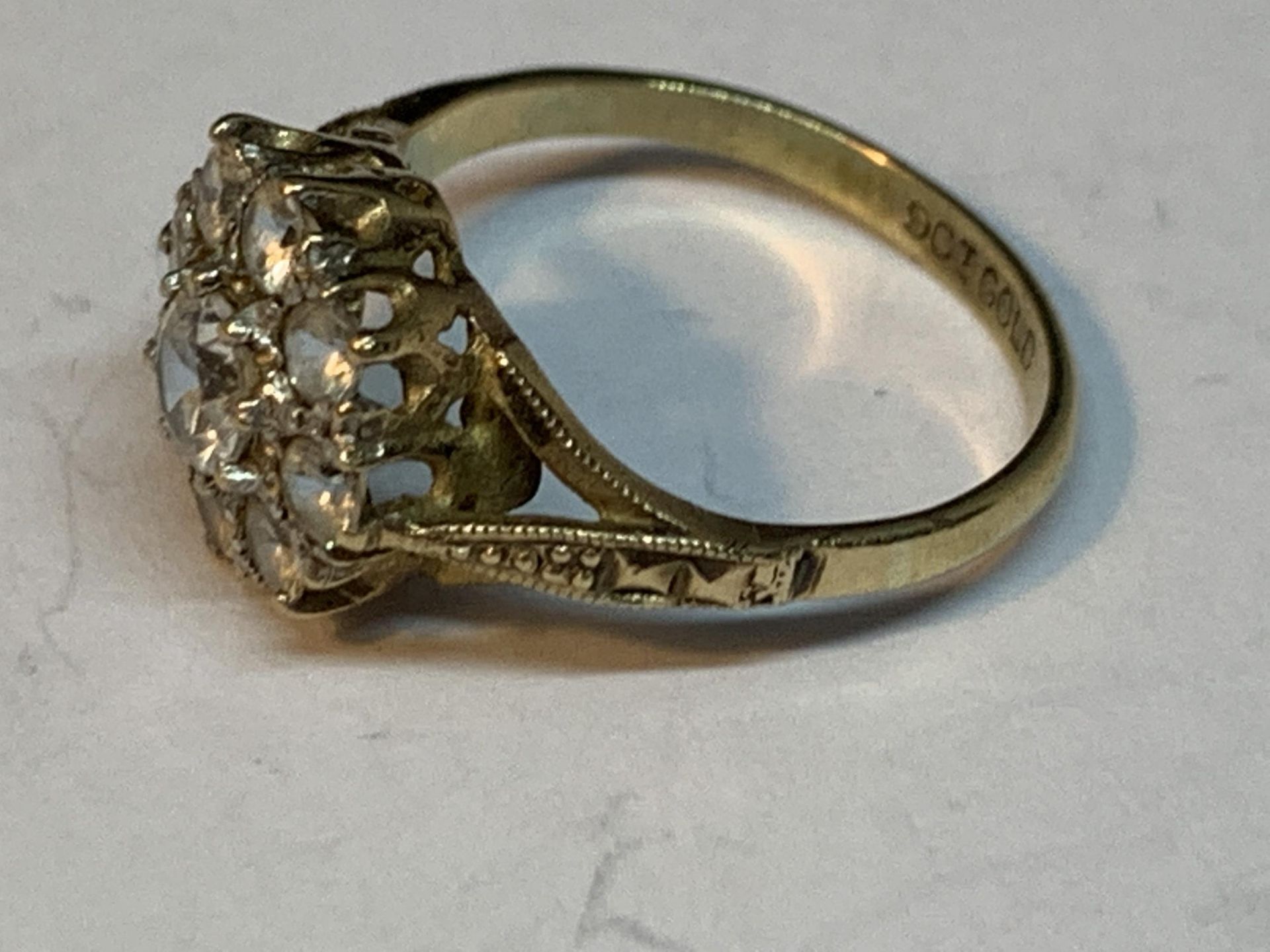 A 9 CARAT GOLD RING WITH A CLUSTER OF CUBIC ZIRCONIAS SIZE M/N - Image 2 of 3