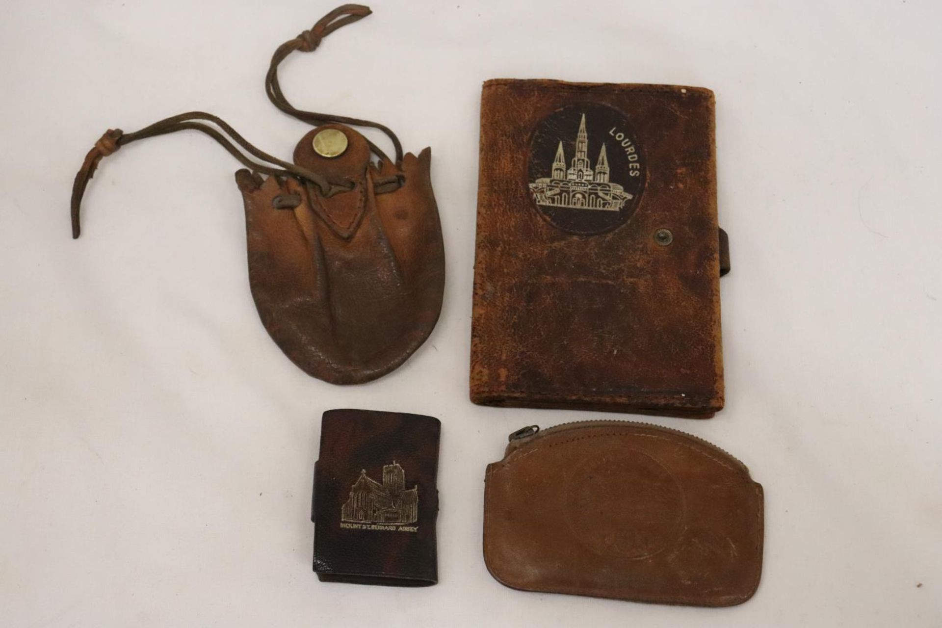 A QUANTITY OF VINTAGE WALLETS AND PURSES