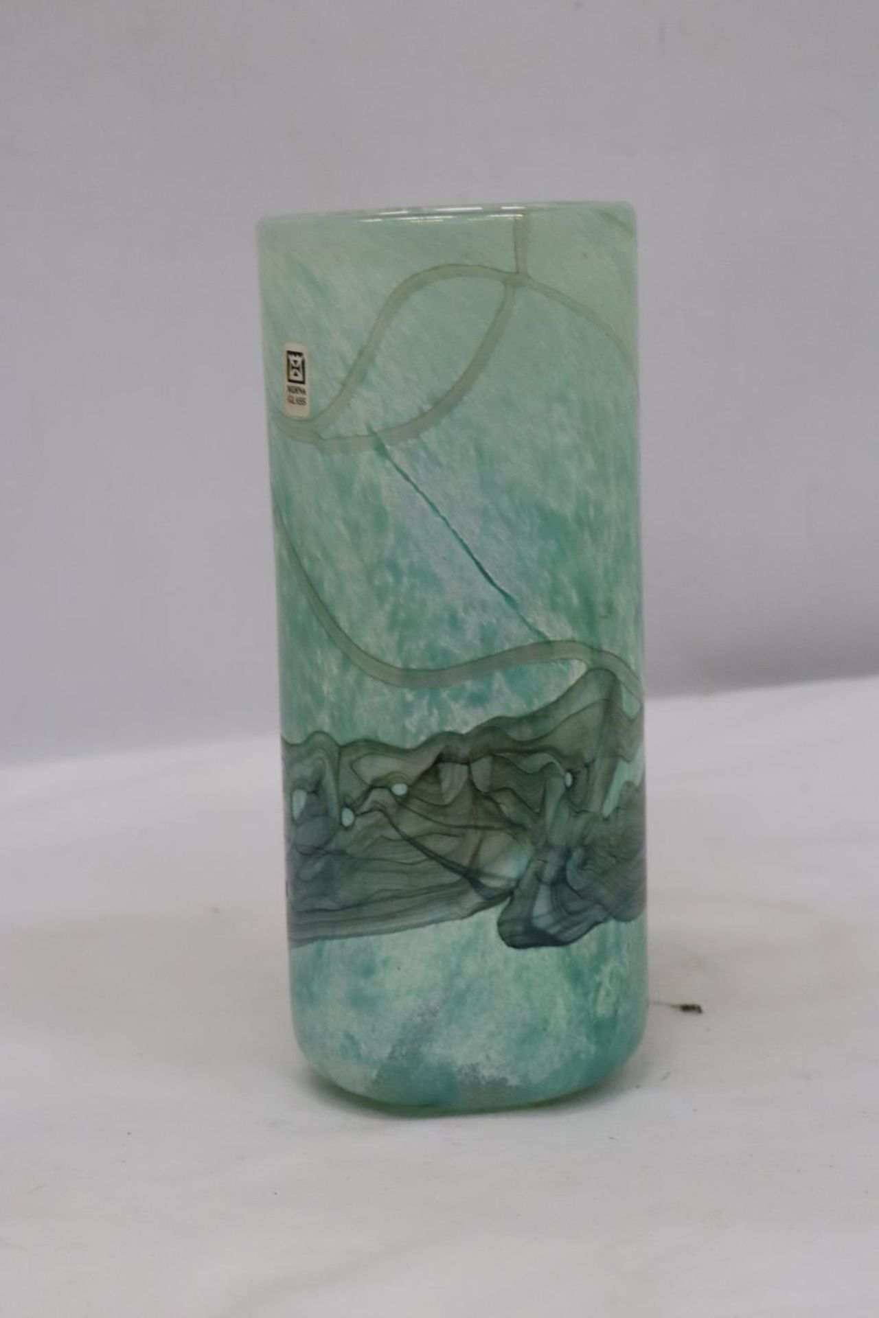 A SIGNED MEDINA GLASS VASE - Image 2 of 5