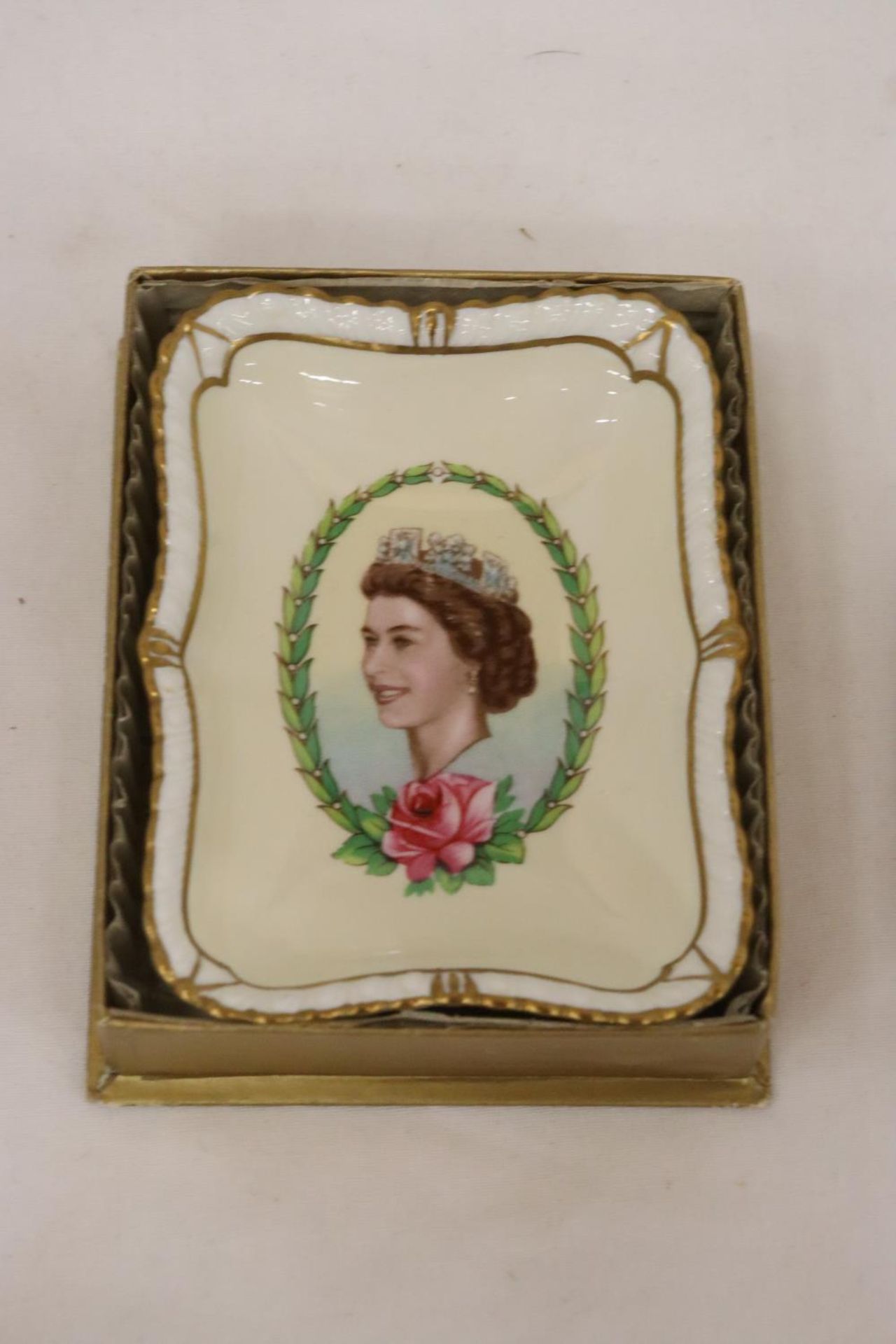 A 1953 CORONATION ROYAL CROWN DERBY PIN DISH AND POCKET KNIFE - Image 2 of 6