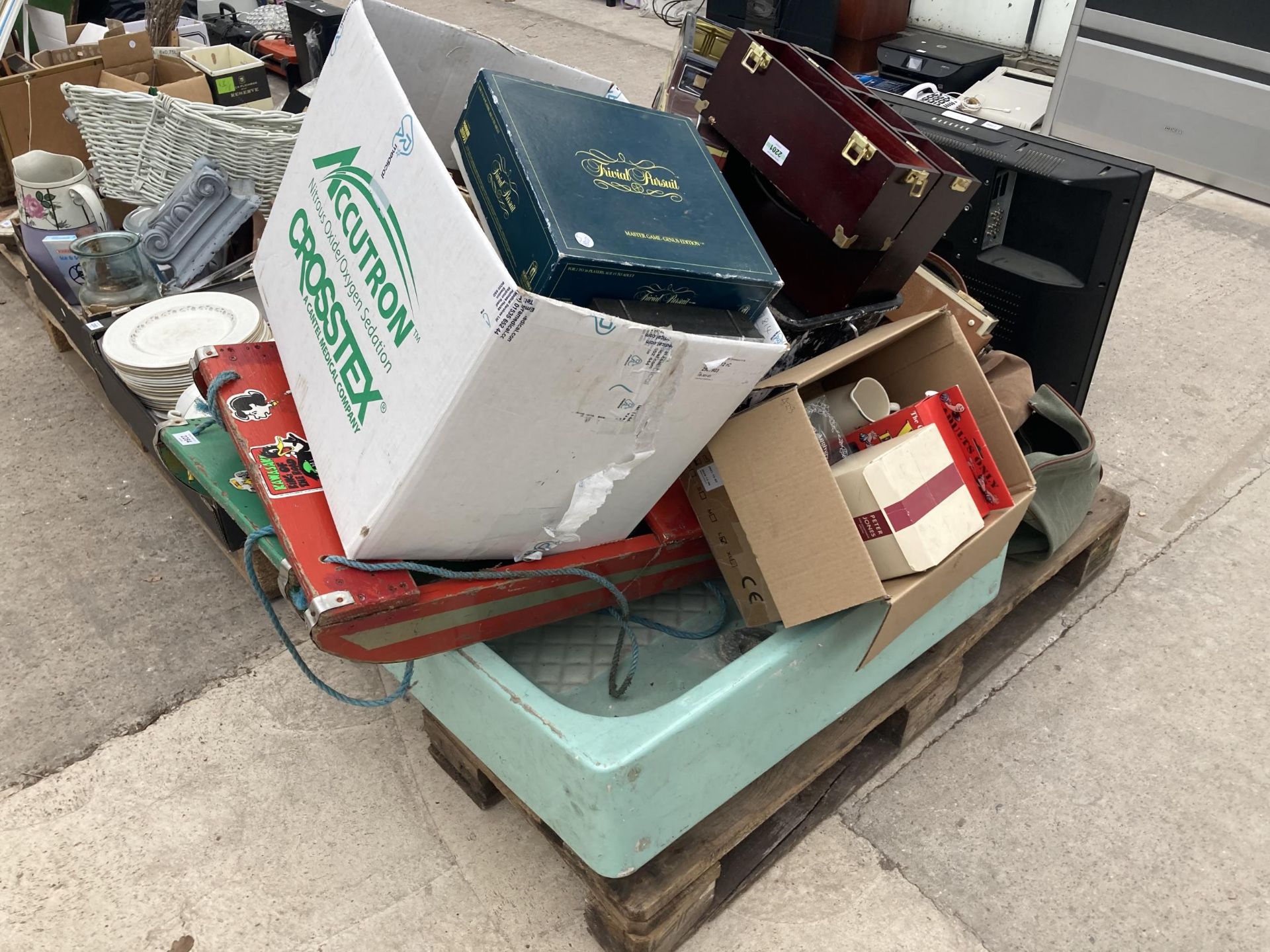 AN ASSORTMENT OF HOUSEHOLD CLEARANCE ITEMS