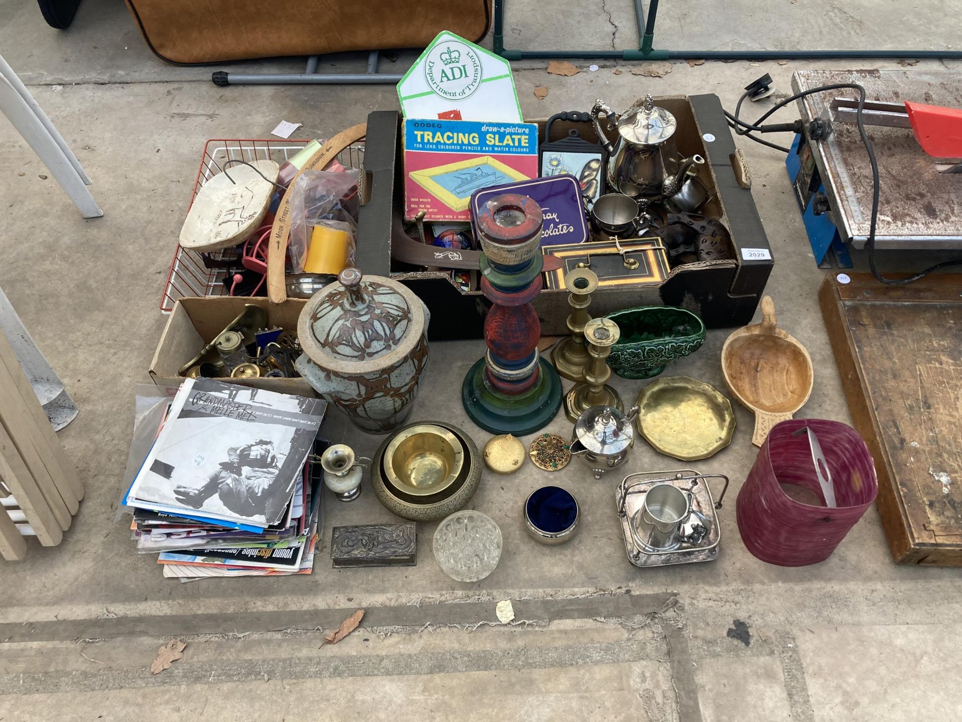 AN ASSORTMENT OF ITEMS TO INCLUDE A SILVER PLATED COFFEE POT, BRASS CANDLESTICKS AND FURTHER BRASS