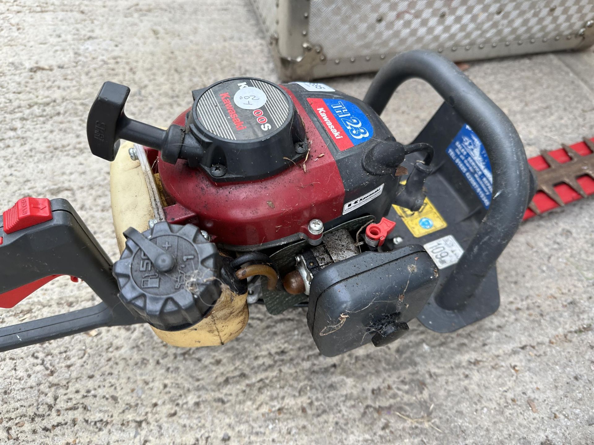 A KAWASAKI TH23 PETROL HEDGE TRIMMER - Bild 2 aus 2