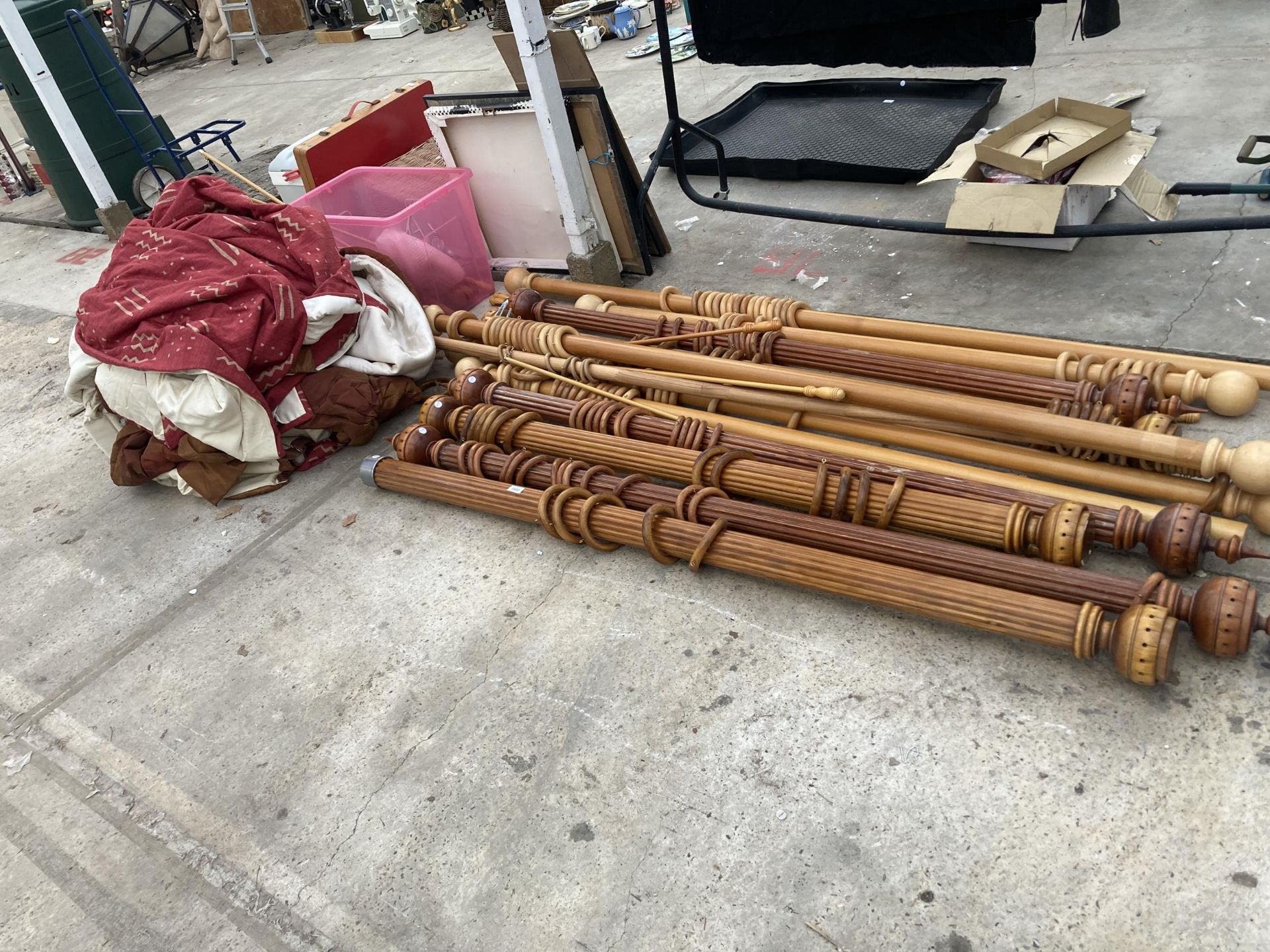 A LARGE ASSORTMENT OF CURTAIN POLES, CURTAINS AND FITTINGS ETC