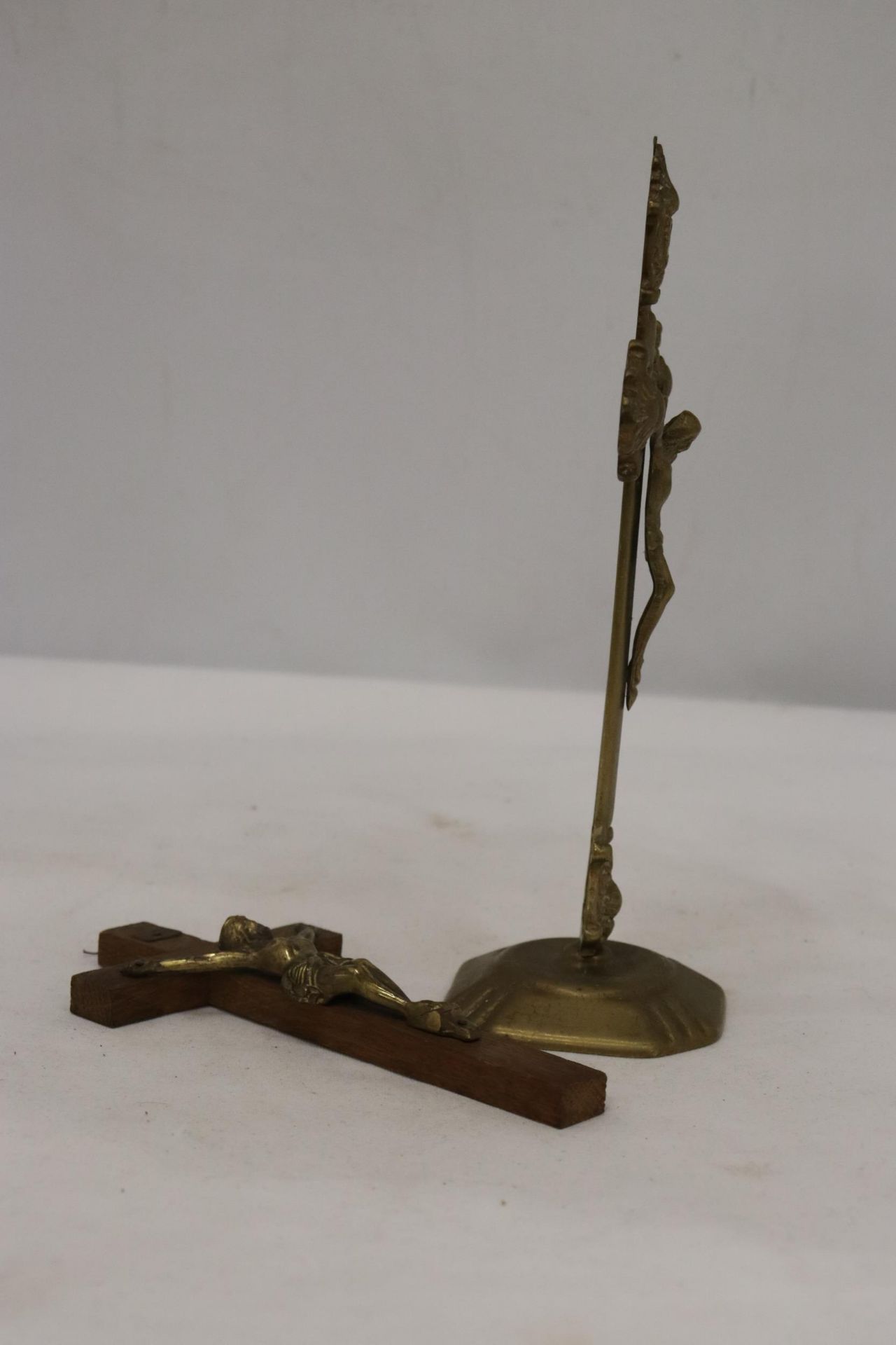 A STAND UP BRASS CRUCIFIX AND WALL HANGING CRUCIFIX - Image 4 of 5