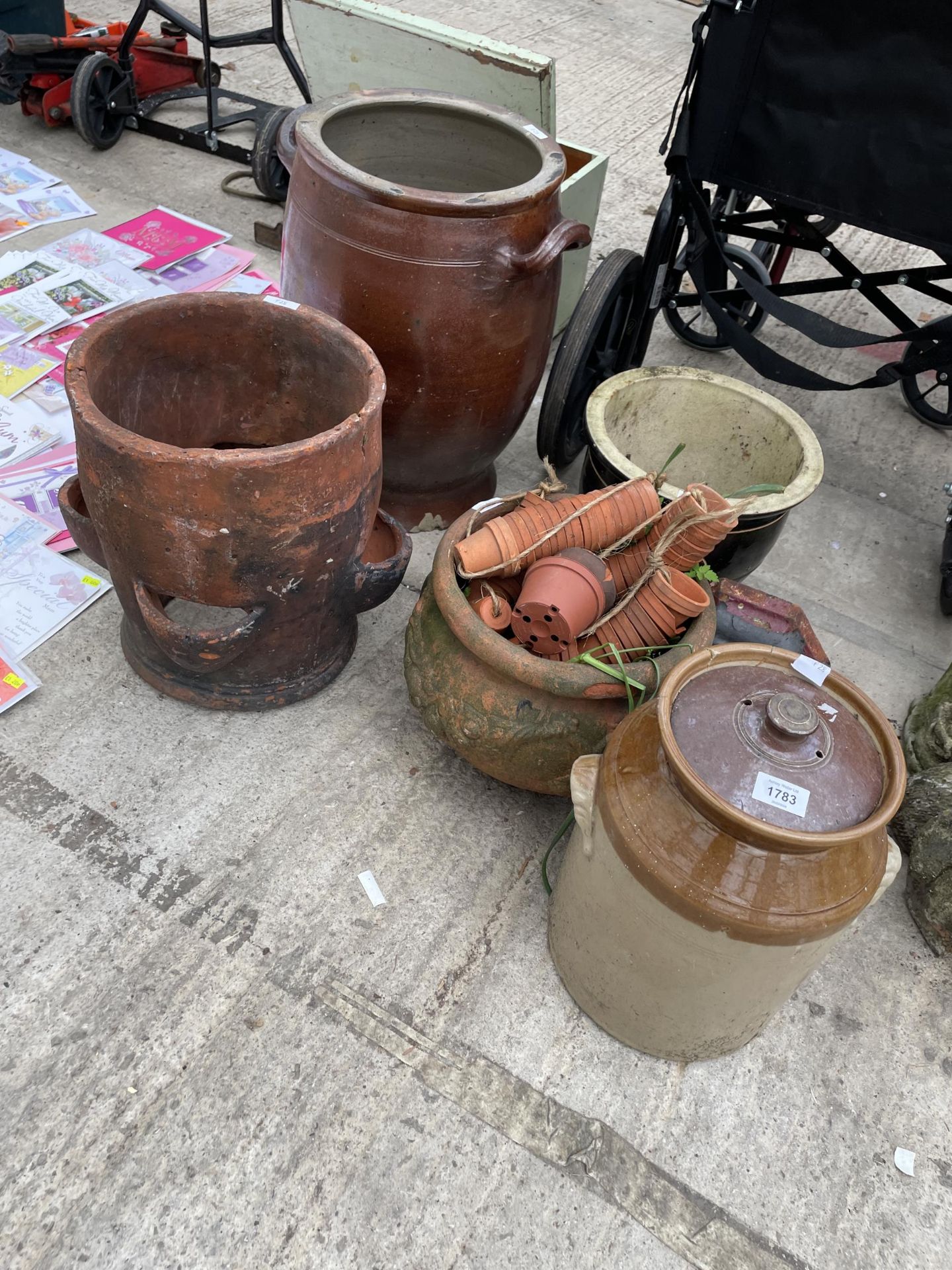 AN ASSORTMENT OF GARDEN ITEMS TO INCLUDE A TERRACOTTA STRAWBERRY PLANTER, A STONEWARE POT AND A CAST