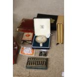 A MIXED LOT TO INCLUDE A MMINIATURE ABACUS, PEN NIBS, A VINTAGE MARY QUANT EYESHADOW PALETTE, 25TH