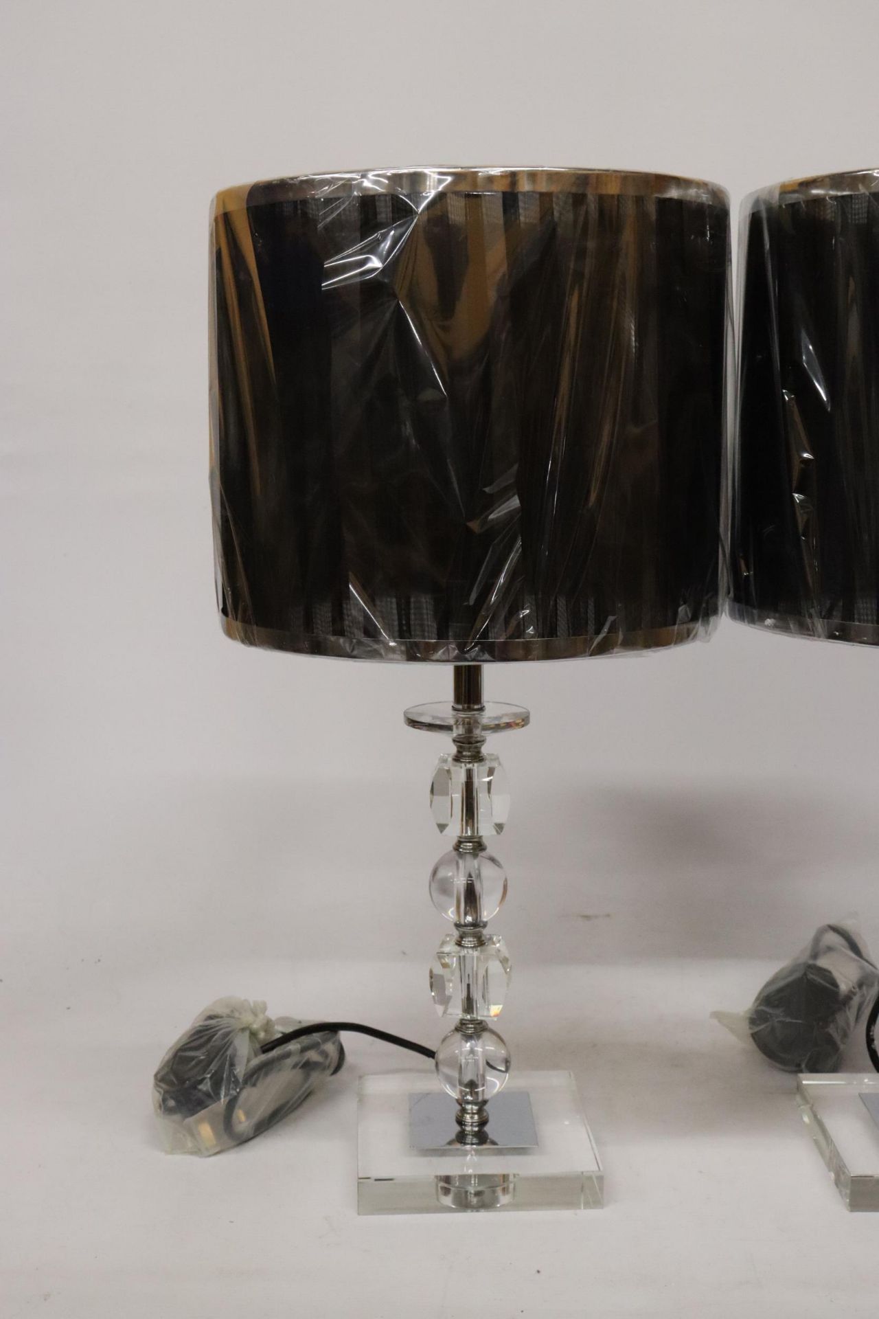 A PAIR OF MODERN TABLE LAMPS WITH SHADES, HEIGHT 60CM - Image 2 of 7