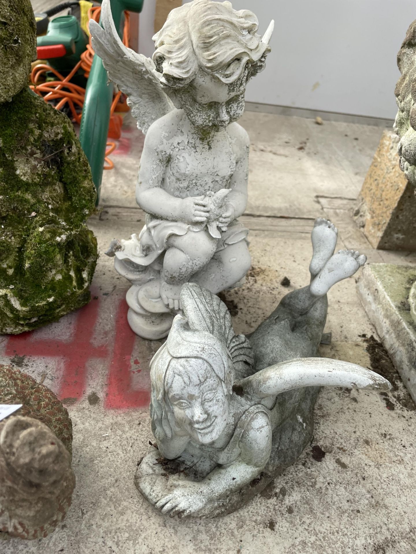 AN ASSORTMENT OF CONCRETE GARDEN FIGURES TO INCLUDE PIXIES AND A FOX ETC - Bild 3 aus 3