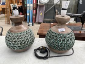 A PAIR OF DECORATIVE CERAMIC TABLE LAMPS