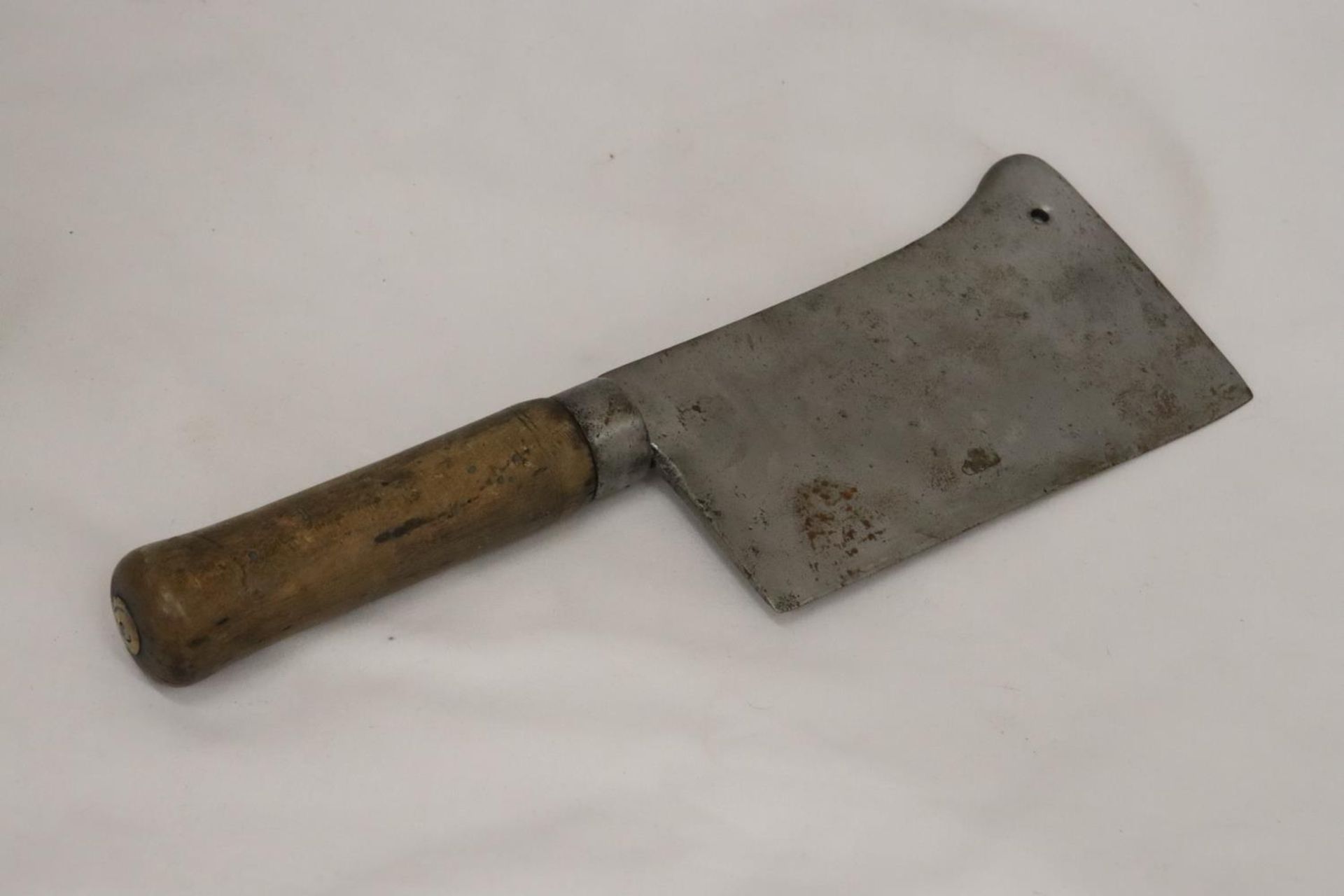 A VINTAGE MEAT CLEAVER - Image 3 of 5