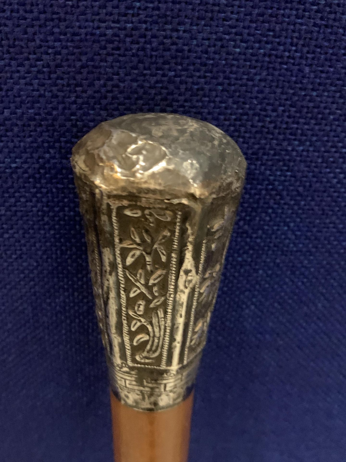 A WALKING STICK WITH A POSSIBLY CONTINENTAL SILVER ORNATE TOP - Image 2 of 4