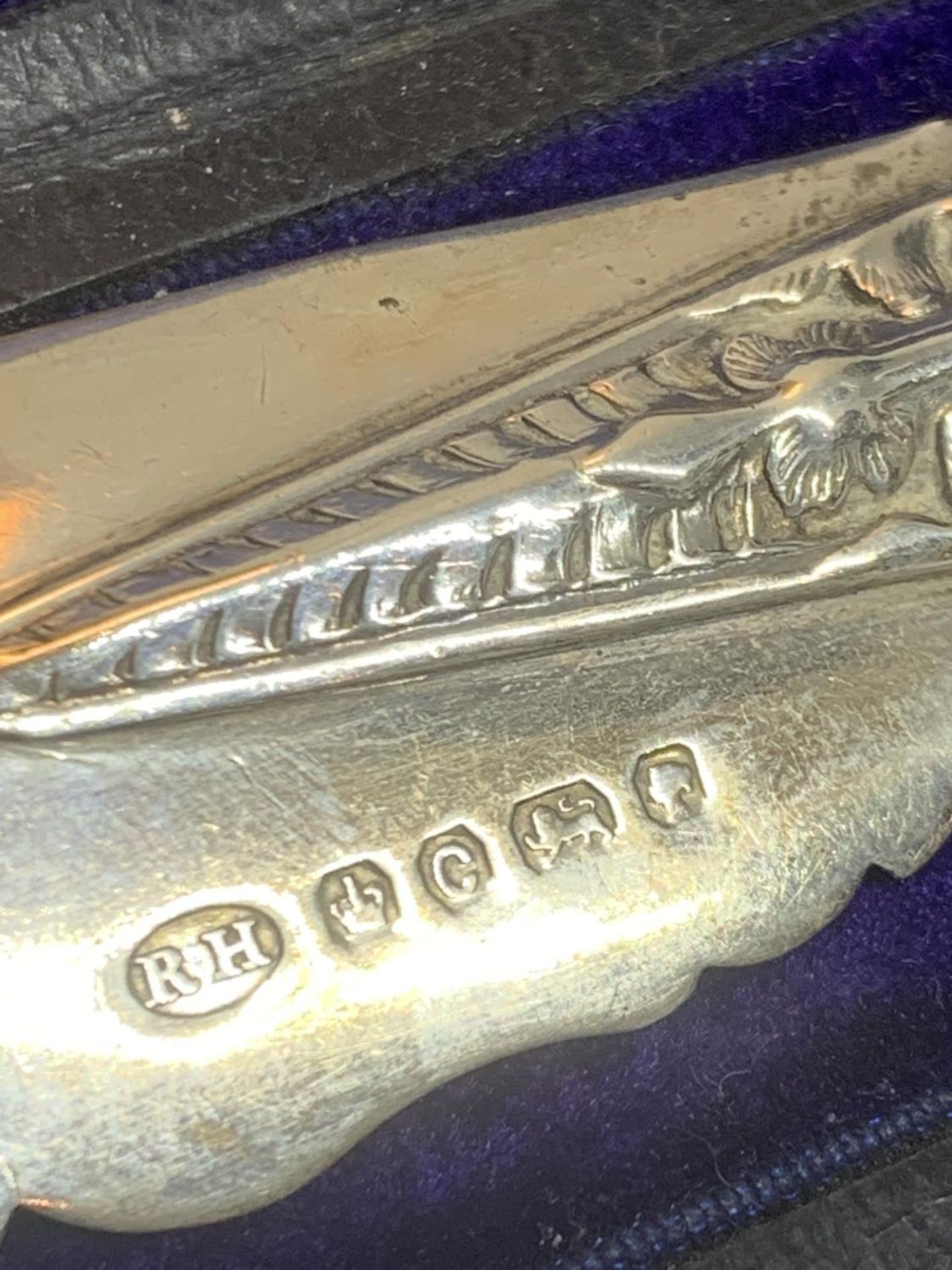 A HALLMARKED SHEFFIELD BUTTER KNIFE IN A PRESENTATION BOX - Image 4 of 4
