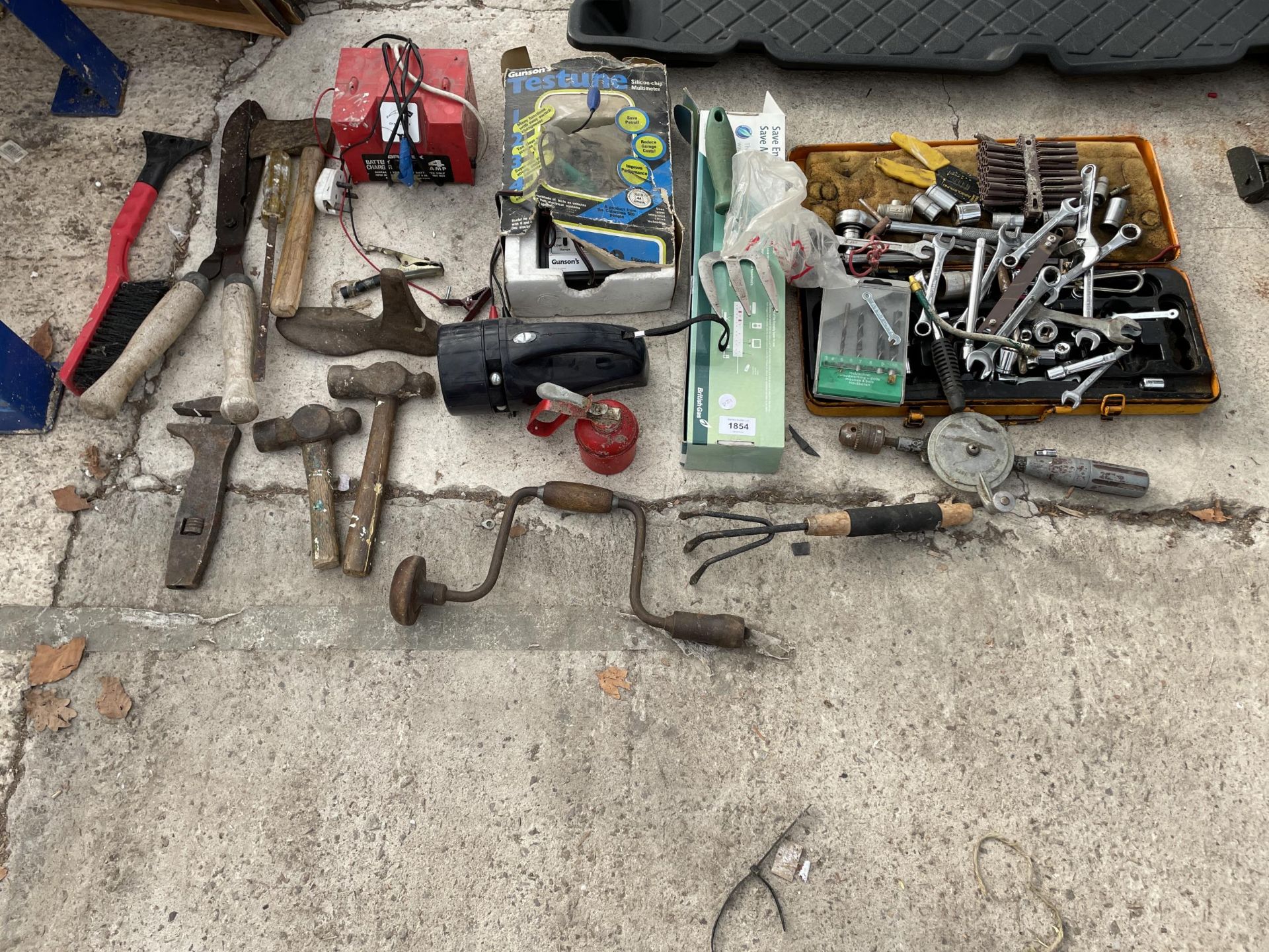 AN ASSORTMENT OF TOOLS TO INCLUDE SPANNERS, SOCKETS AND HAMMERS ETC