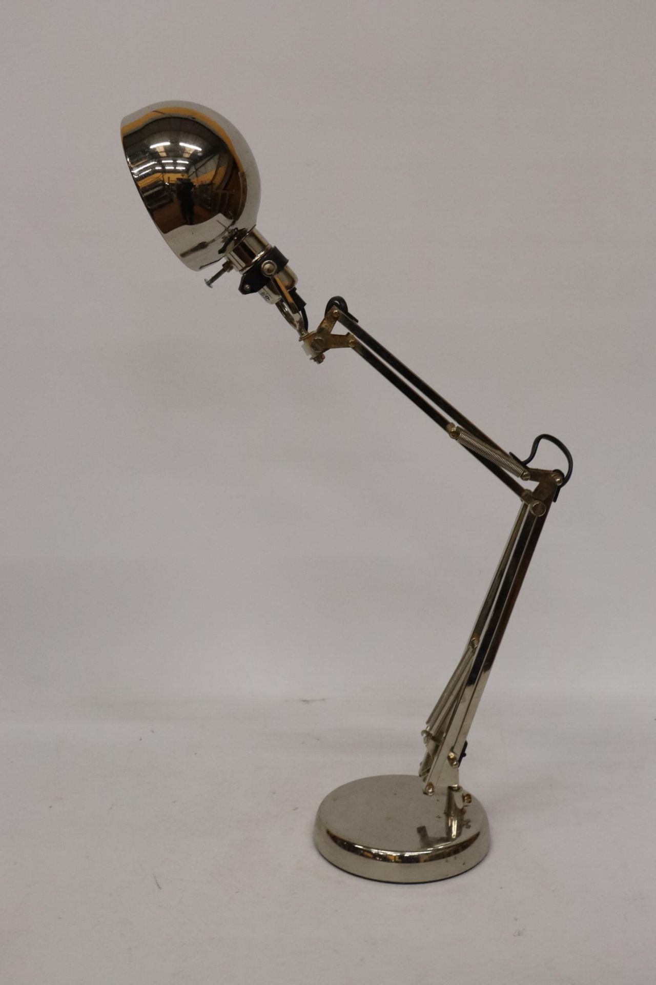 A HEAVY CHROME VINTAGE ANGLEPOISE LAMP - Image 4 of 5