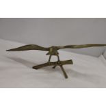 A LARGE BRASS EAGLE, HEIGHT 18CM, WINGSPAN 44CM