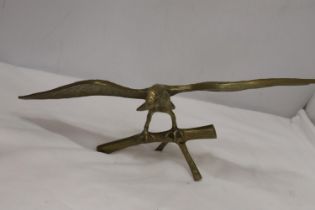 A LARGE BRASS EAGLE, HEIGHT 18CM, WINGSPAN 44CM