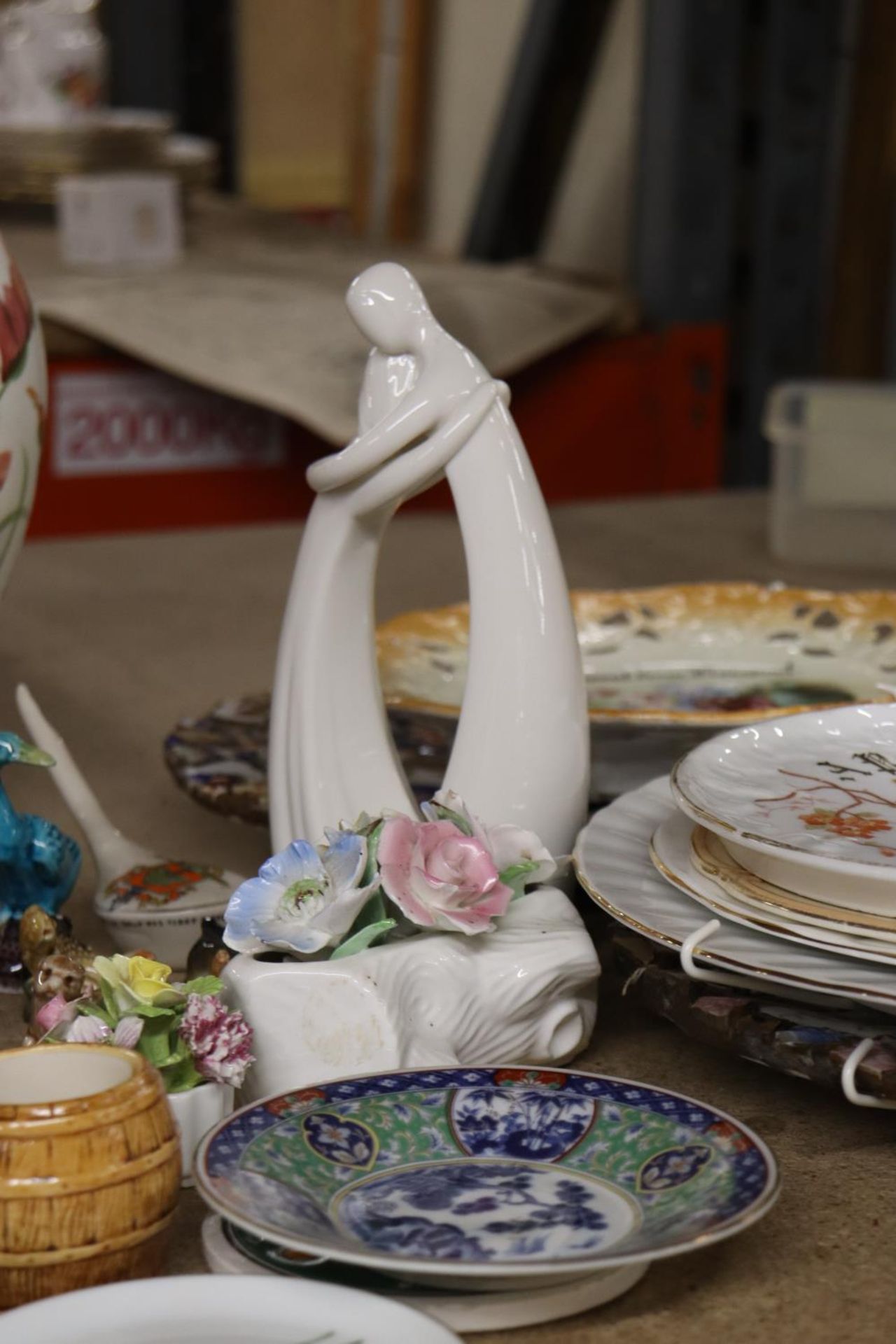 A MIXED LOT OF CERAMICS TO INCLUDE WADE WHIMSIES, A GOEBEL BIRD, FIGURES, CABINET PLATES, VASE, ETC - Image 4 of 4