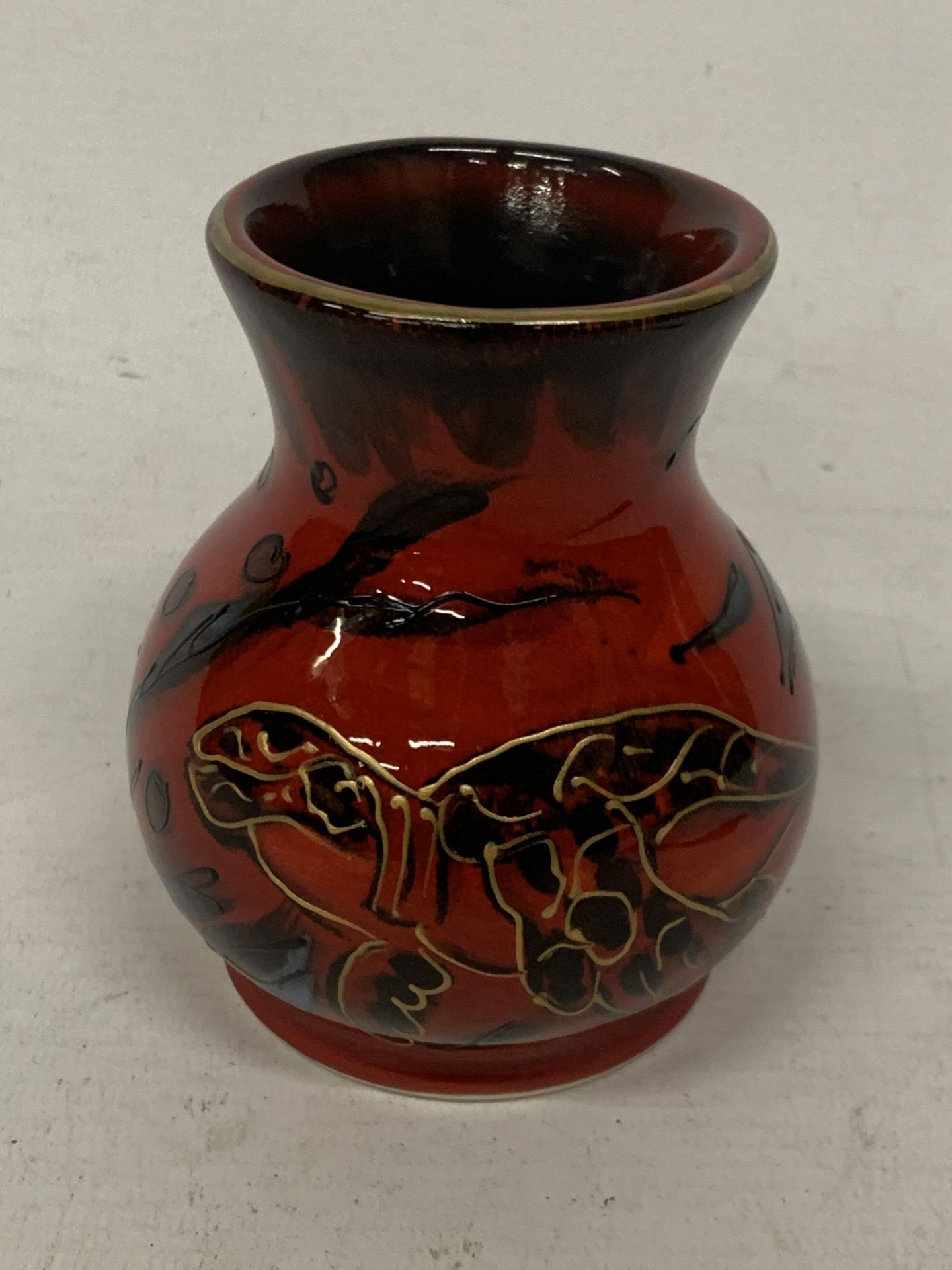 AN ANITA HARRIS HAND PAINTED AND SIGNED IN GOLD TURTLE VASE