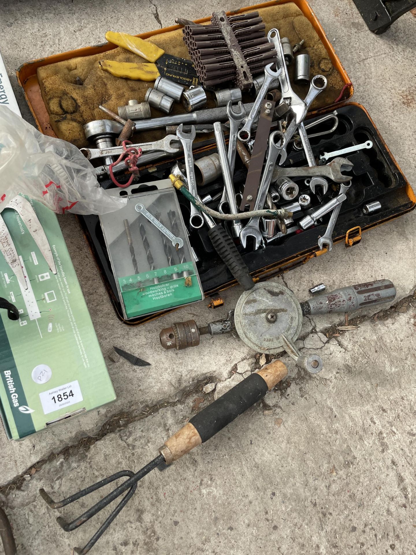 AN ASSORTMENT OF TOOLS TO INCLUDE SPANNERS, SOCKETS AND HAMMERS ETC - Image 2 of 3