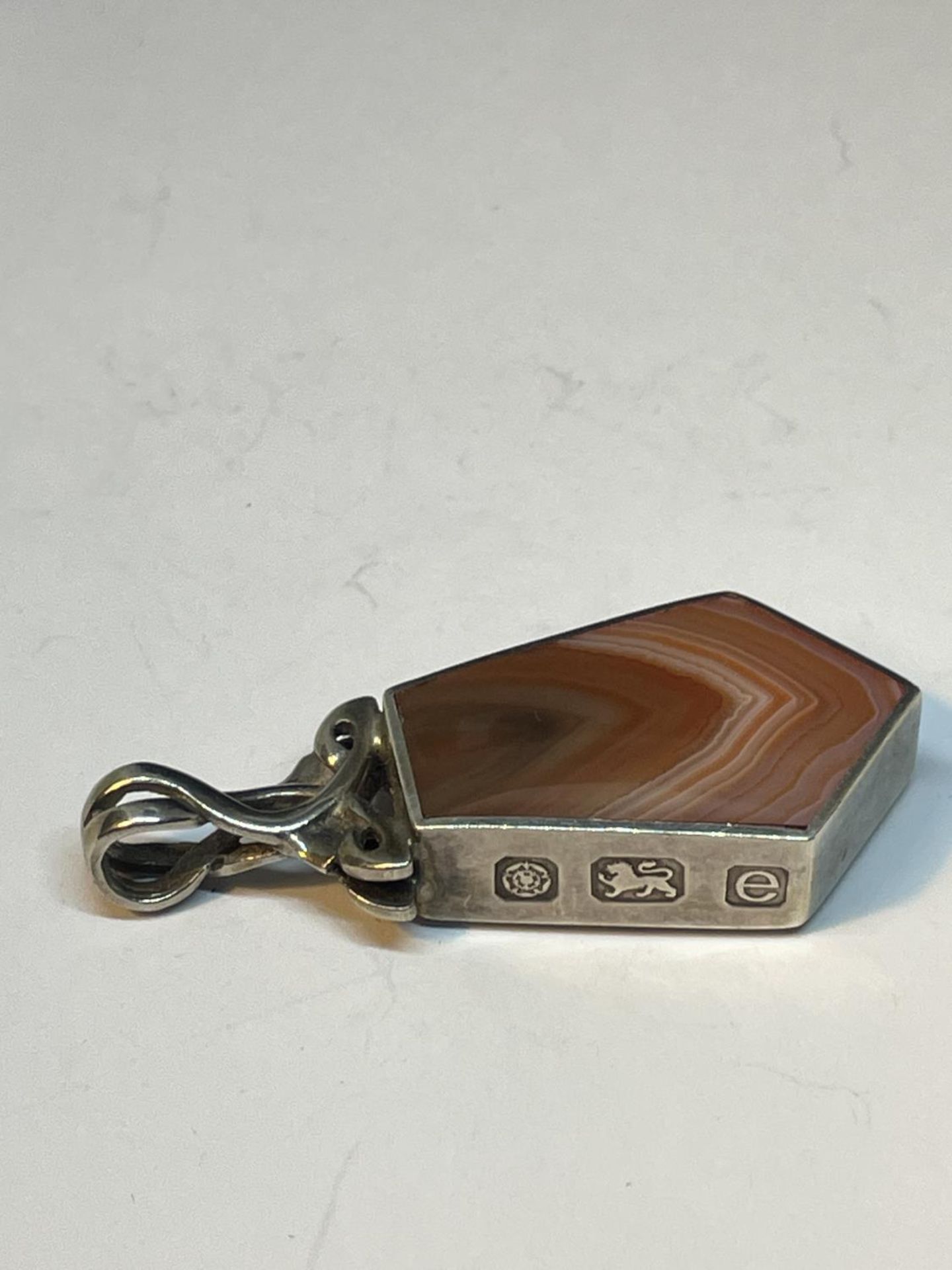 A SILVER AND AGATE ABSTRACT WATCH CHAIN FOB - Image 3 of 4