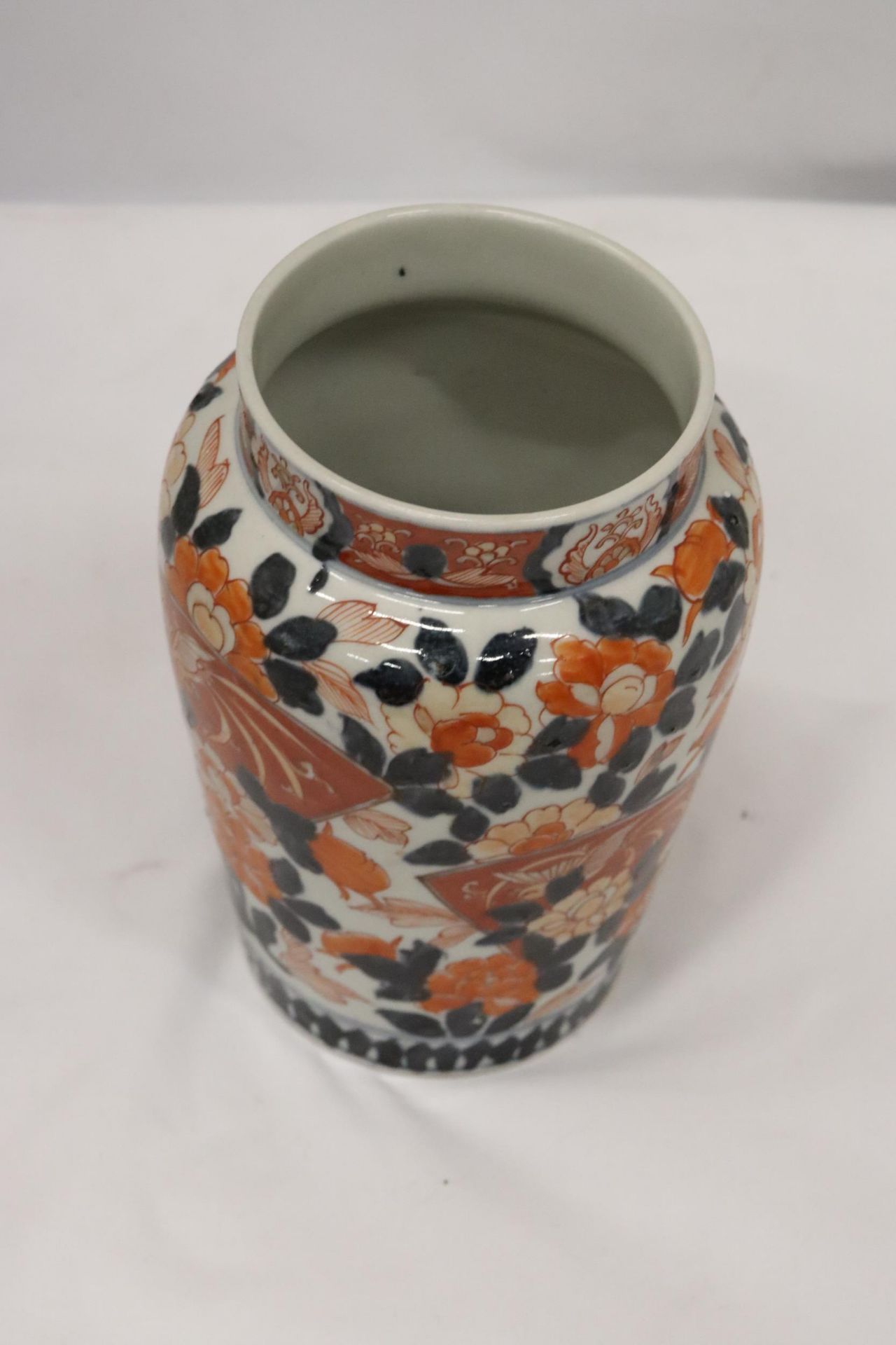 AN ORIENTAL STYLE VASE - Image 5 of 6