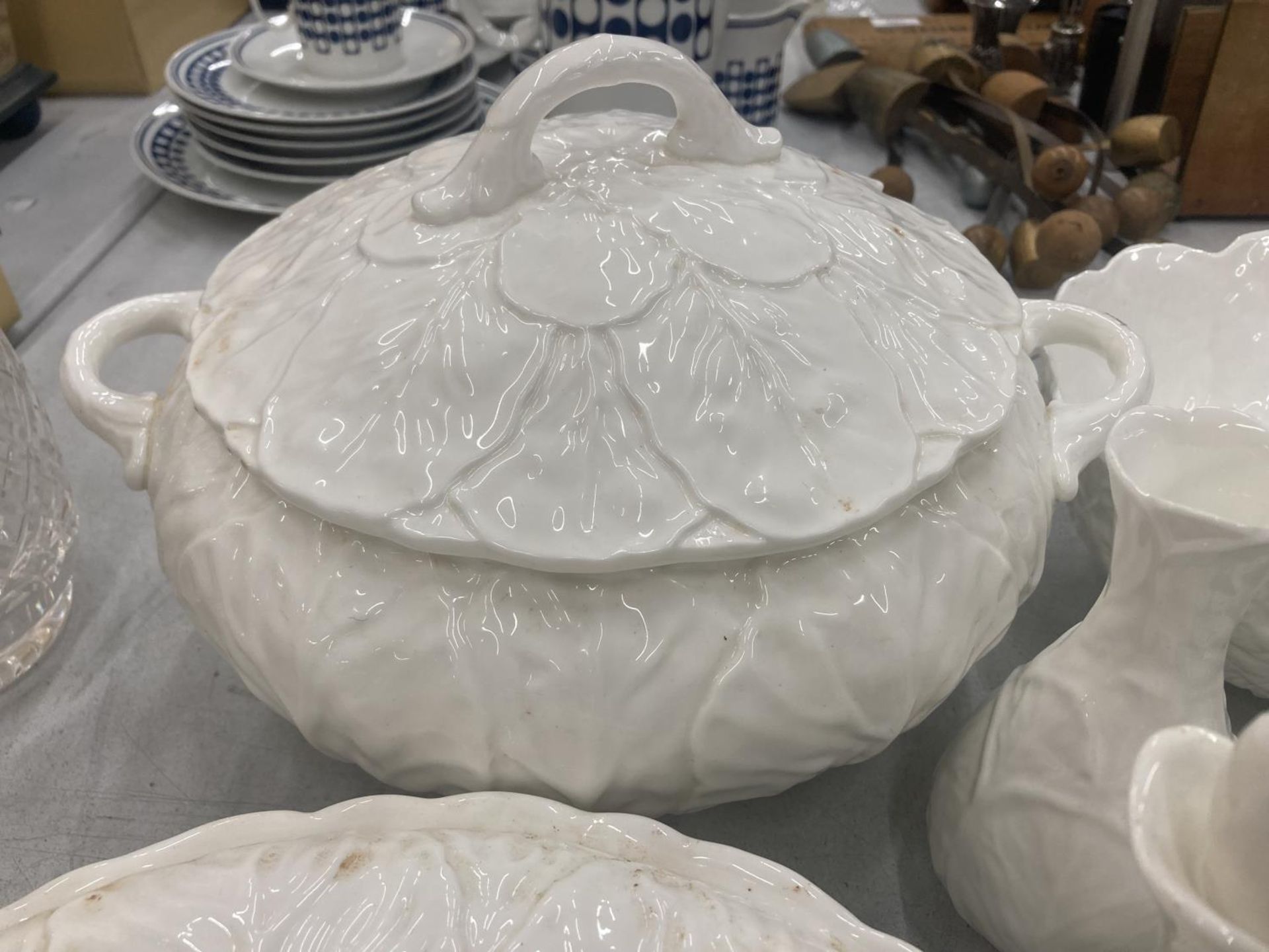 A LARGE QUANTITY OF WEDGWOOD 'COUNTRYWARE' LEAF PATTERN DINNERWARE TO INCLUDE VARIOUS SIZES OF - Image 2 of 7