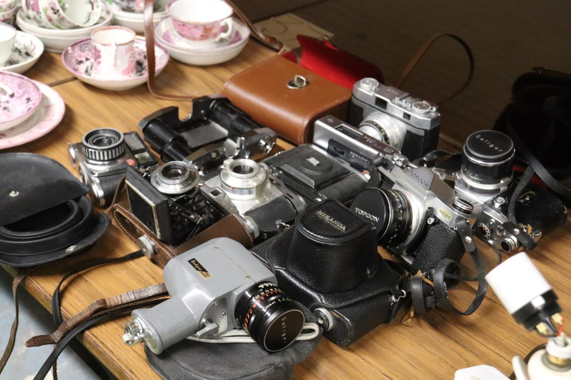 A COLLECTION OF VINTAGE CAMERAS TO INCLUDE ILOCA RAPID-B, MIRANDA, TOPCON, BRAUN PAXETTEETC, SOME - Image 6 of 6