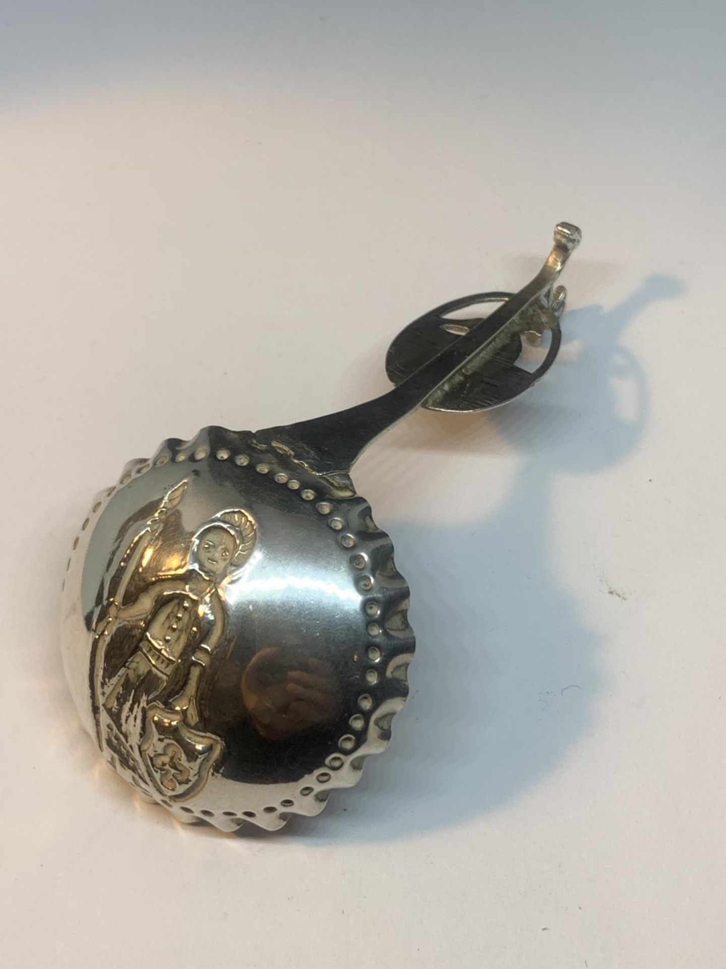A DECORATIVE CONTINENTAL SILVER TEA CADDY SPOON - Image 5 of 5