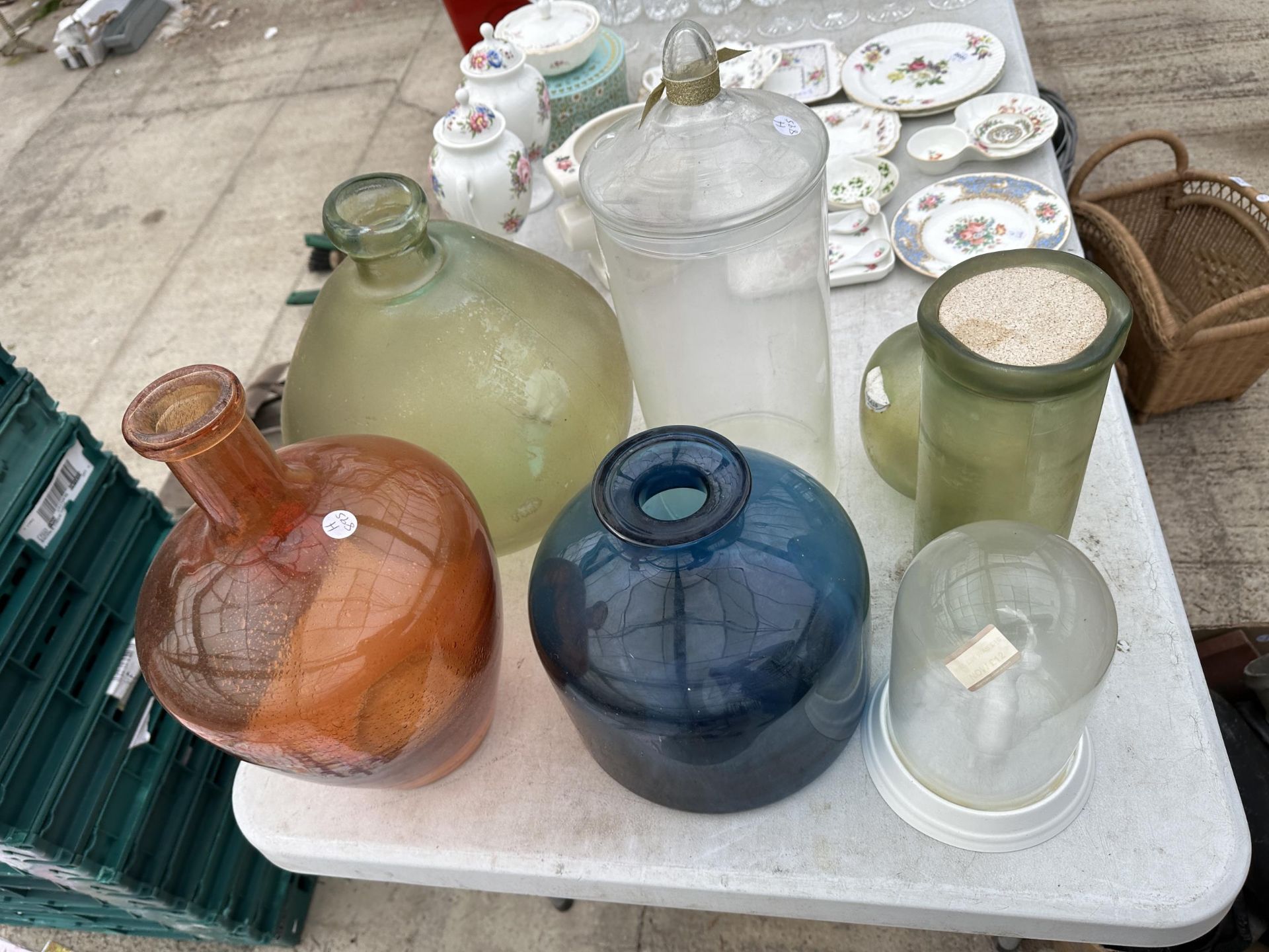 AN ASSORTMENT OF COLOURED GLASS WARE TO INCLUDE VASES AND STORAGE CADDIES ETC - Image 2 of 5