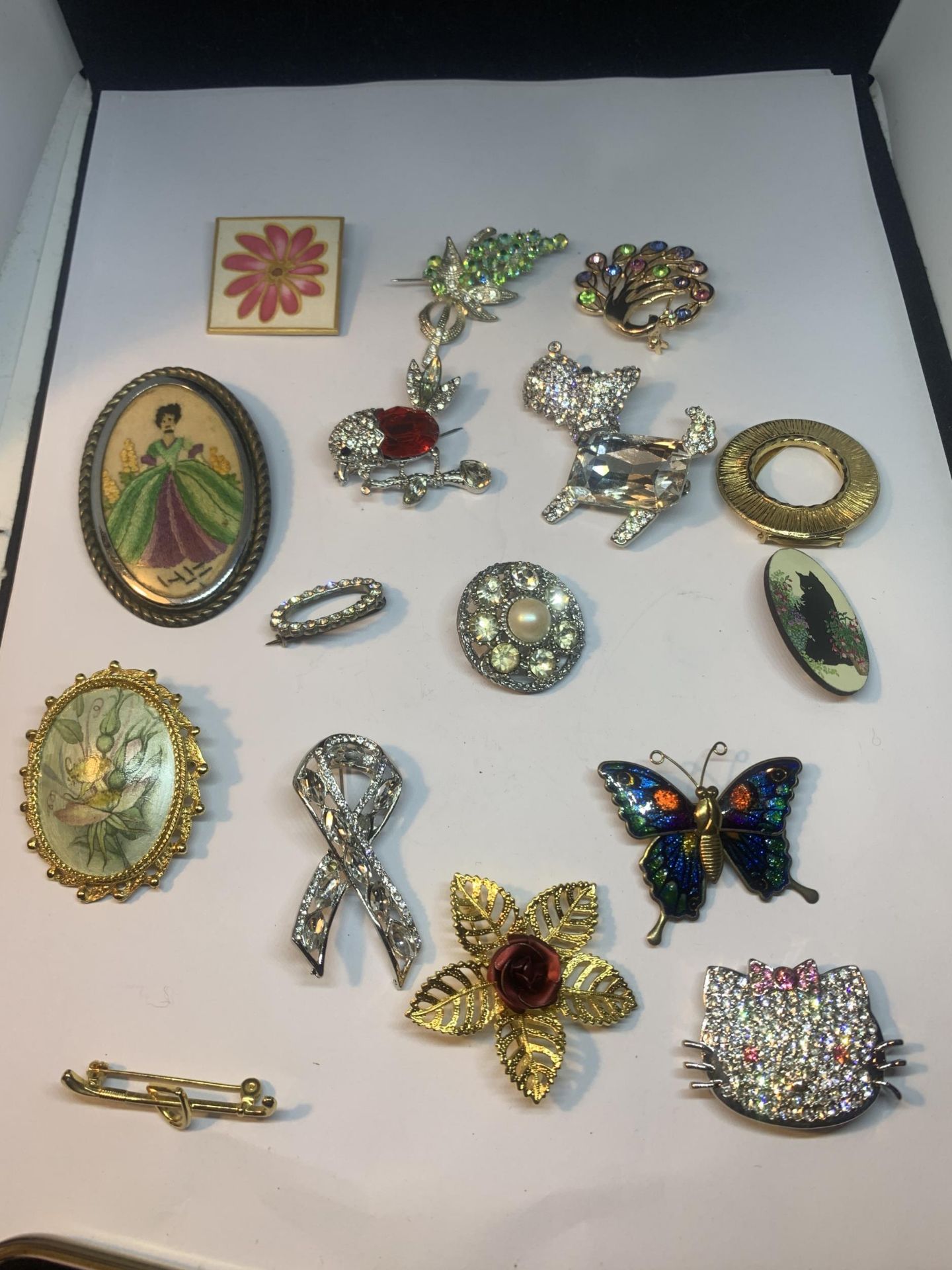 SIXTEEN VARIOUS COSTUME BROOCHES