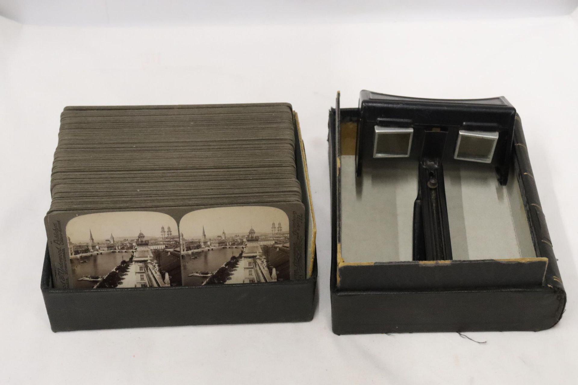 A VINTAGE 3D VIEWER BY THE CORTE-SCOPE CO., CLEVELAND OHIO TOGETHER WITH VIEWING CARDS