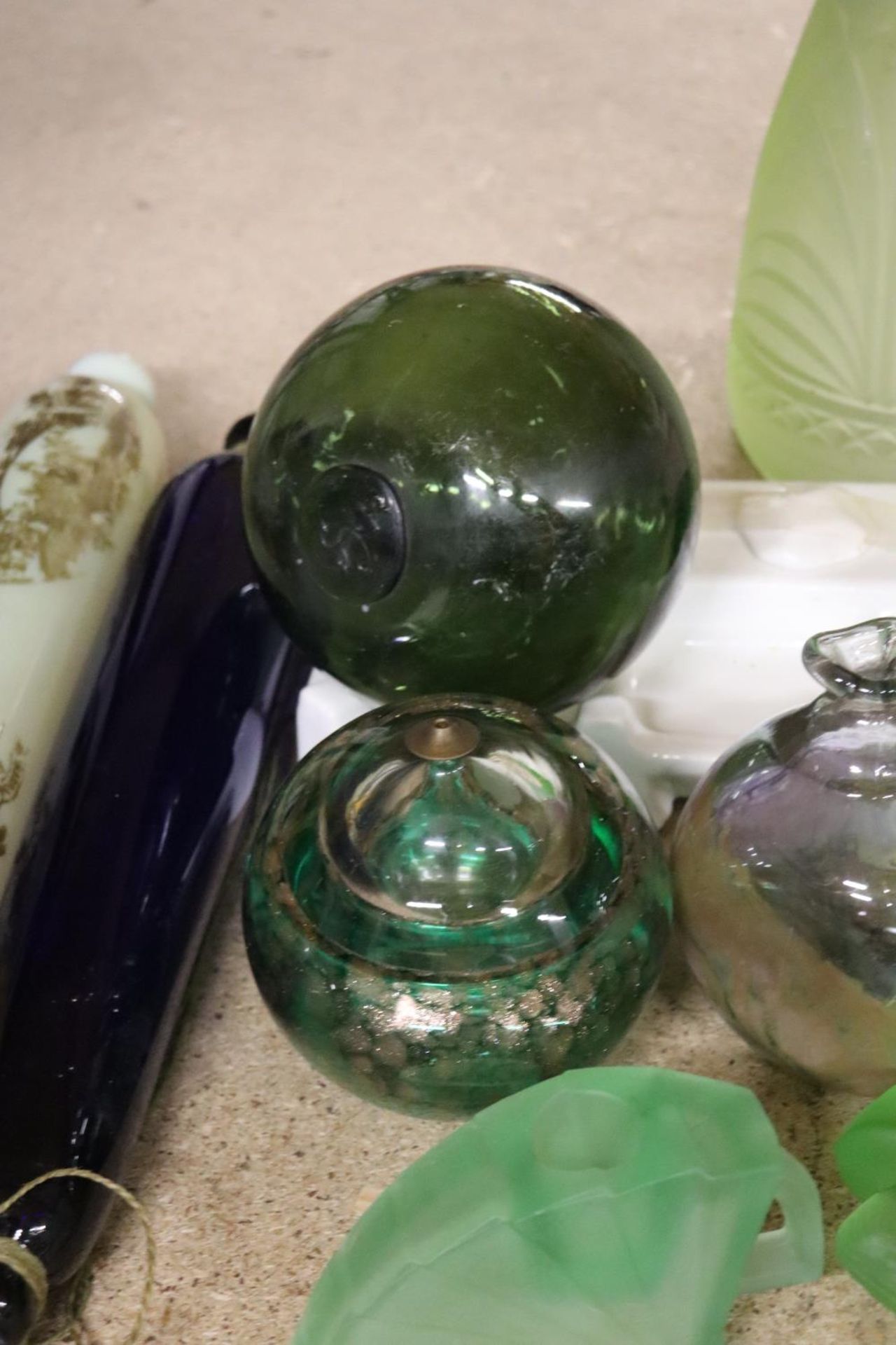 A QUANTITY OF VINTAGE GLASS TO INLCUDE TWO ROLLING PINS, GREEN GLASS VASES, ETC - Image 3 of 5