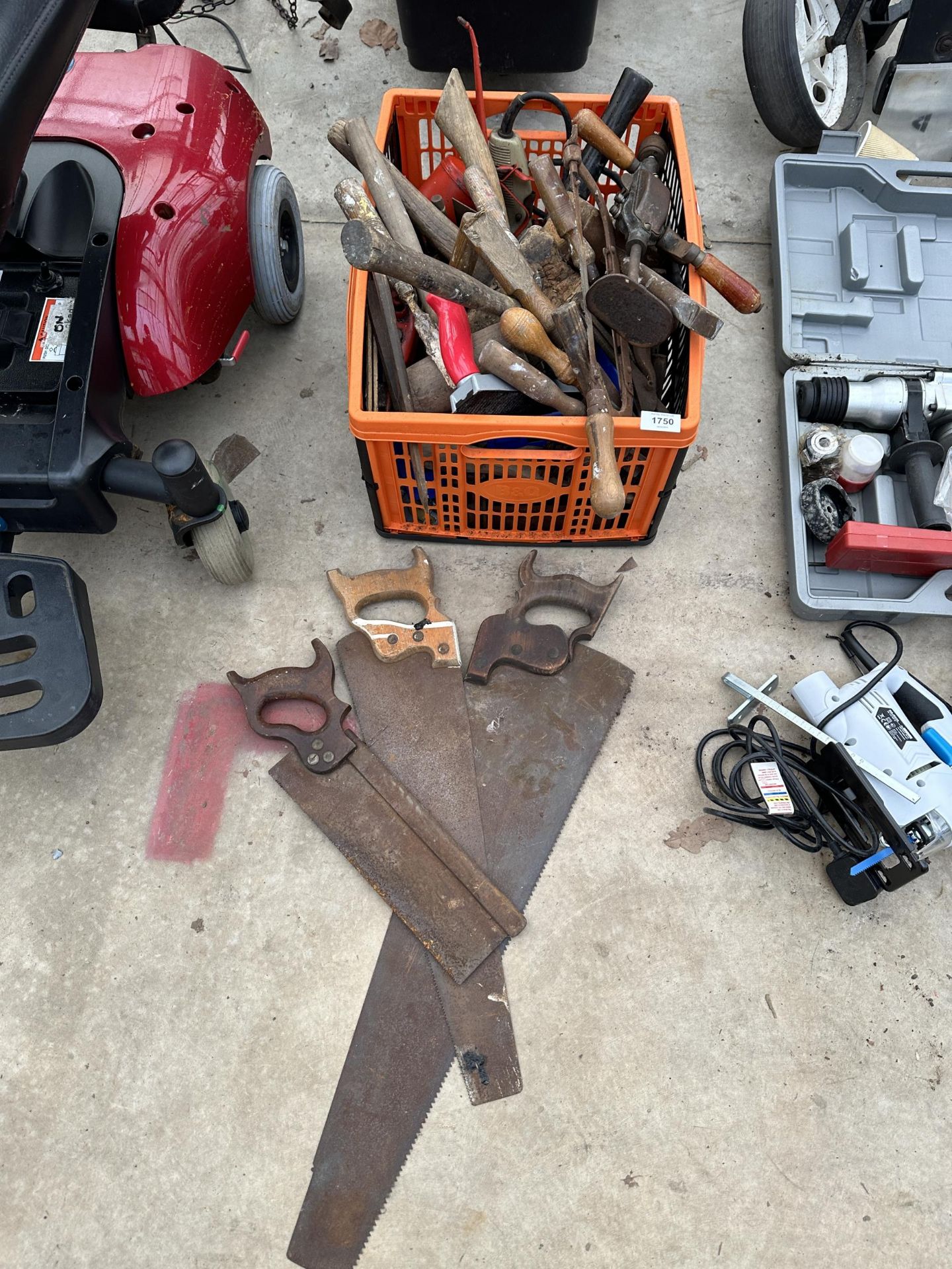 AN ASSORTMENT OF VINTAGE HANDTOOLS TO INCLUDE A BRACE DRILL, SAWS AND HAMMERS ETC