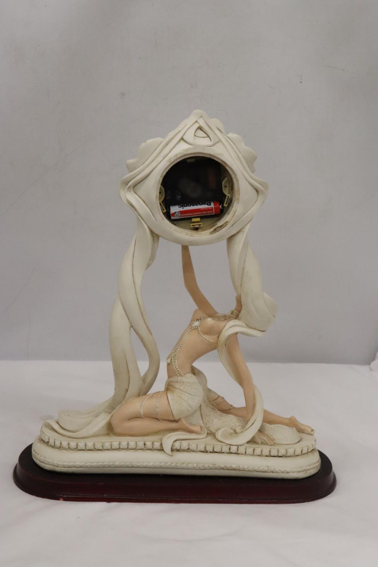 AN ART DECO STYLE MANTLE CLOCK WITH A LADY FIGURINE, HEIGHT 36CM - Image 3 of 7
