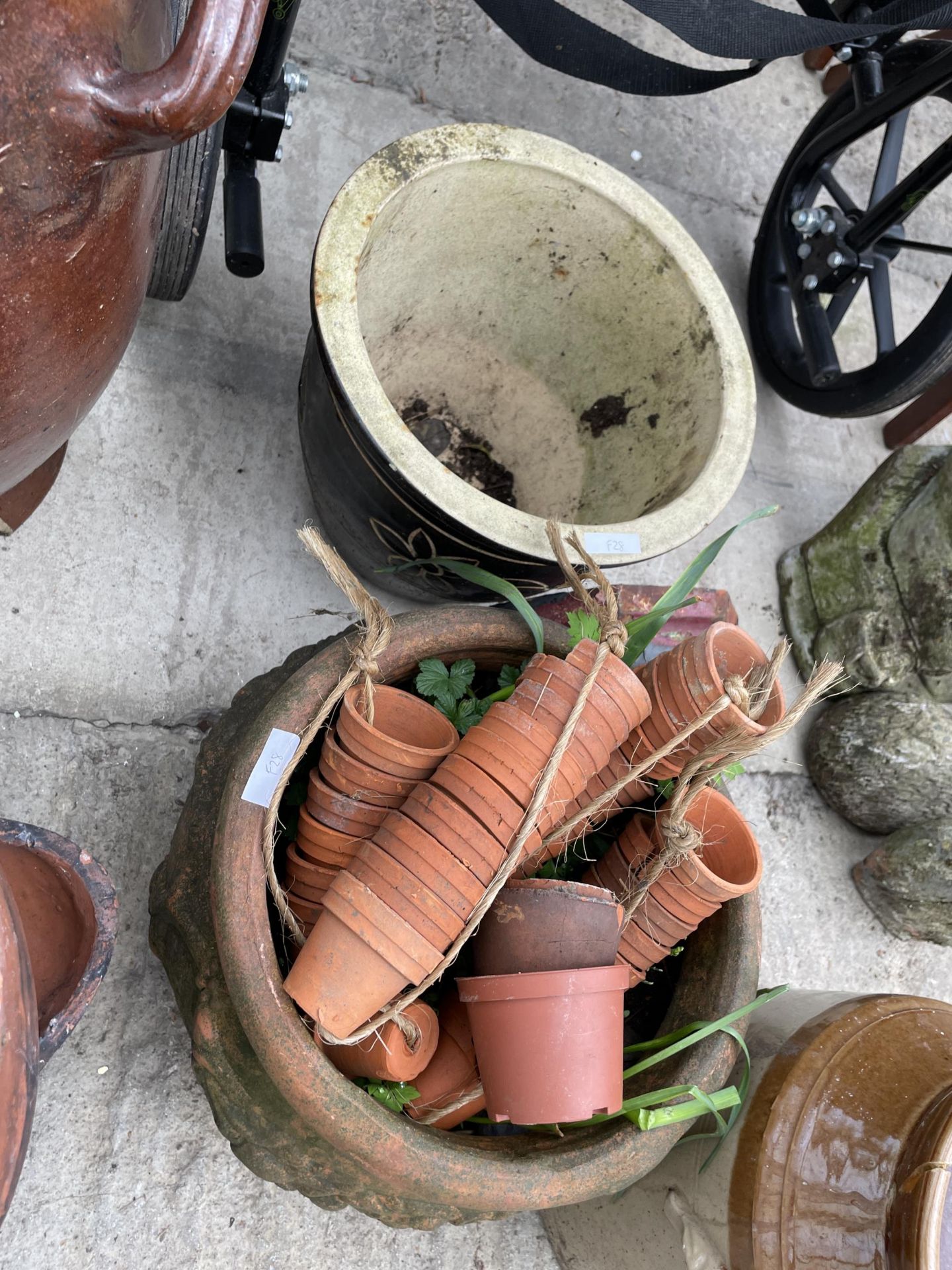 AN ASSORTMENT OF GARDEN ITEMS TO INCLUDE A TERRACOTTA STRAWBERRY PLANTER, A STONEWARE POT AND A CAST - Image 4 of 4