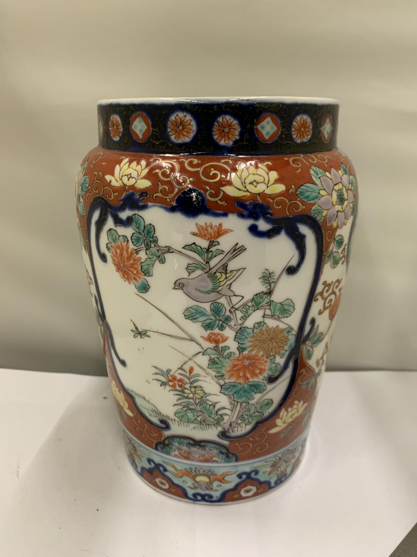 AN ORIENTAL PORCELAIN FLAT BOTTOMED CYLINDRICAL VASE