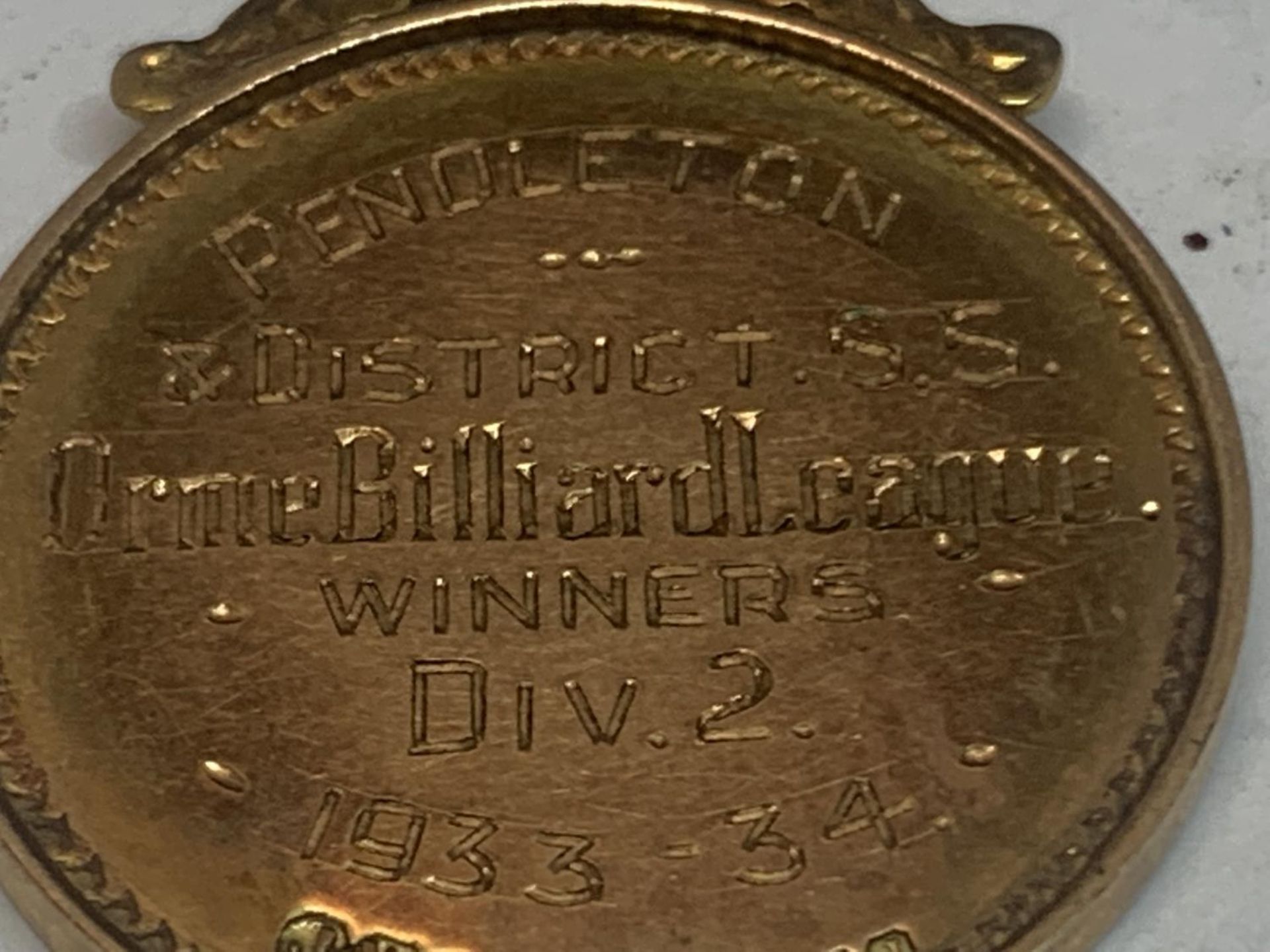 A HALLMARKED 9 CARAT GOLD PENDLETON DISTRICT ORME BILLIARD LEAGUE WINNERS DIV 2 1933-34 MEDAL - Image 3 of 4