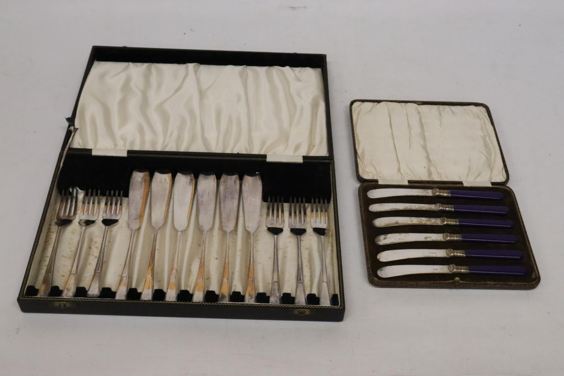 A BOXED SET OF CUTLERY TO INCLUDE A BOXED SET OF KNIVES