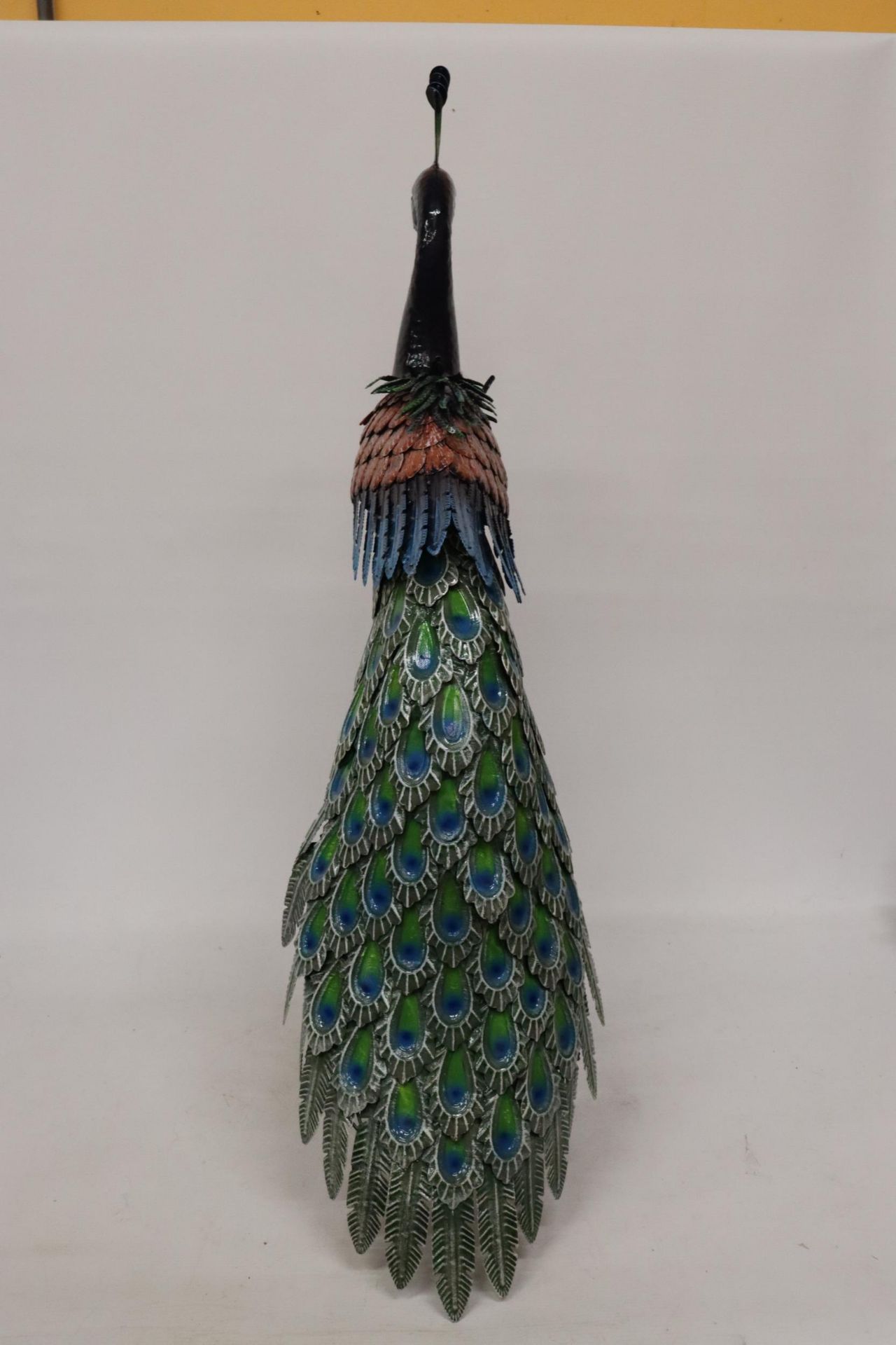 A HEAVY METAL PAINTED PEACOCK GARDEN ORNAMENT, 1 METRE HIGH - Image 5 of 8