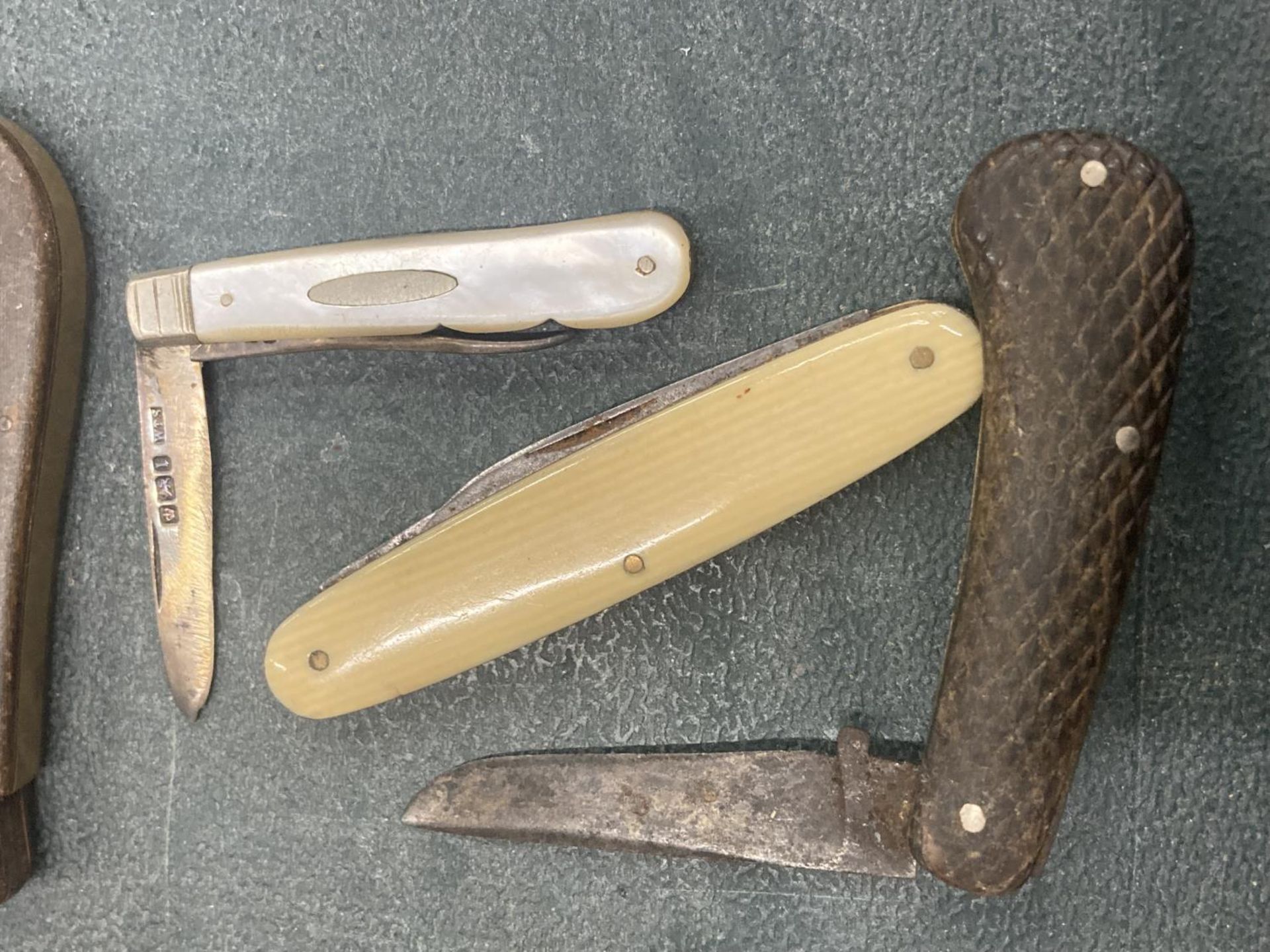 A COLLECTION OF VINTAGE PENKNIVES TO INCLUDE A LAMBSFOOT, A MOTHER OF PEARL FRUIT KNIFE WITH - Image 2 of 2
