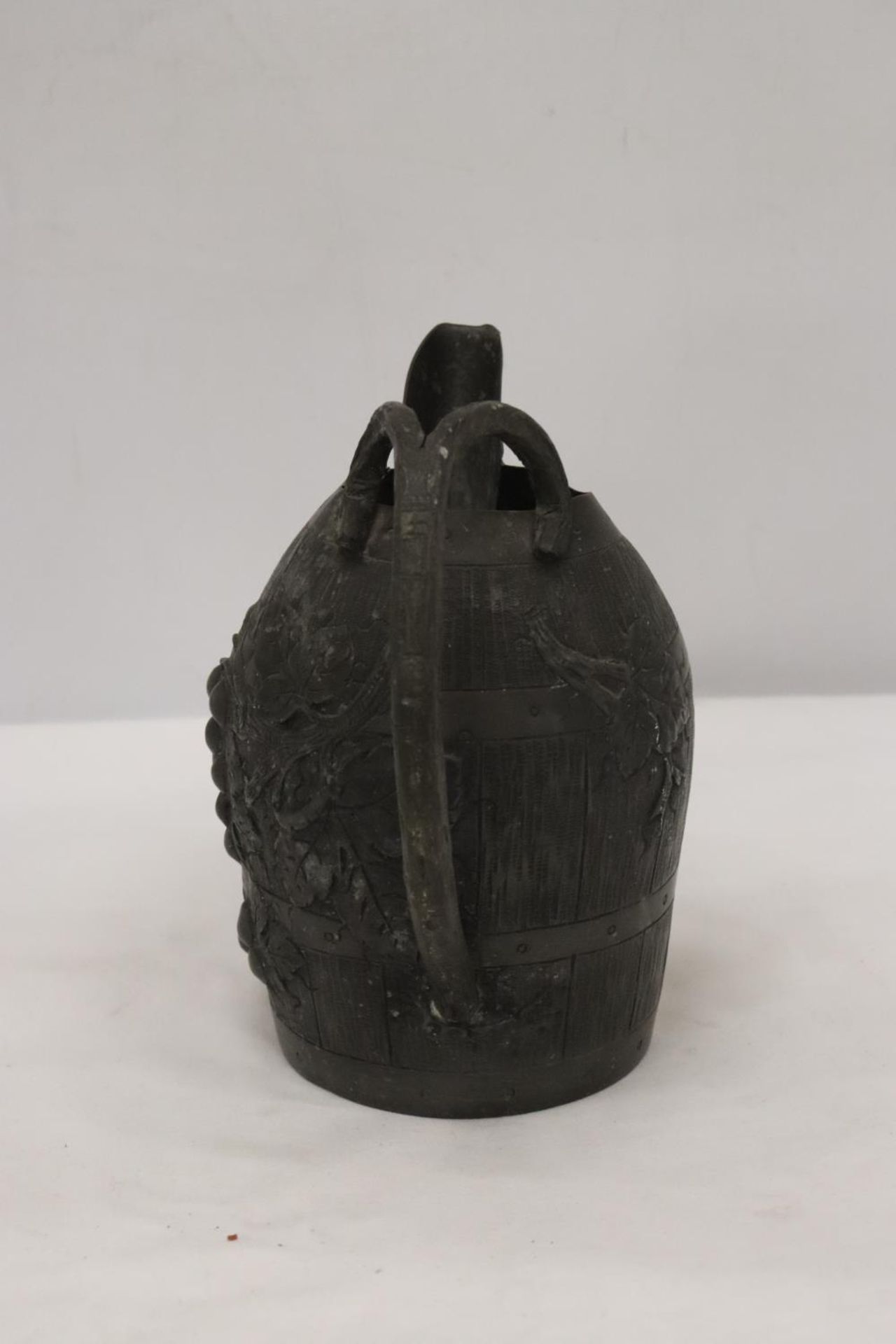 A VINTAGE PEWTER WINE JUG IN THE FORM OF A BARREL WITH GRAPE AND VINE DECORATION, HEIGHT 19CM - Image 4 of 5